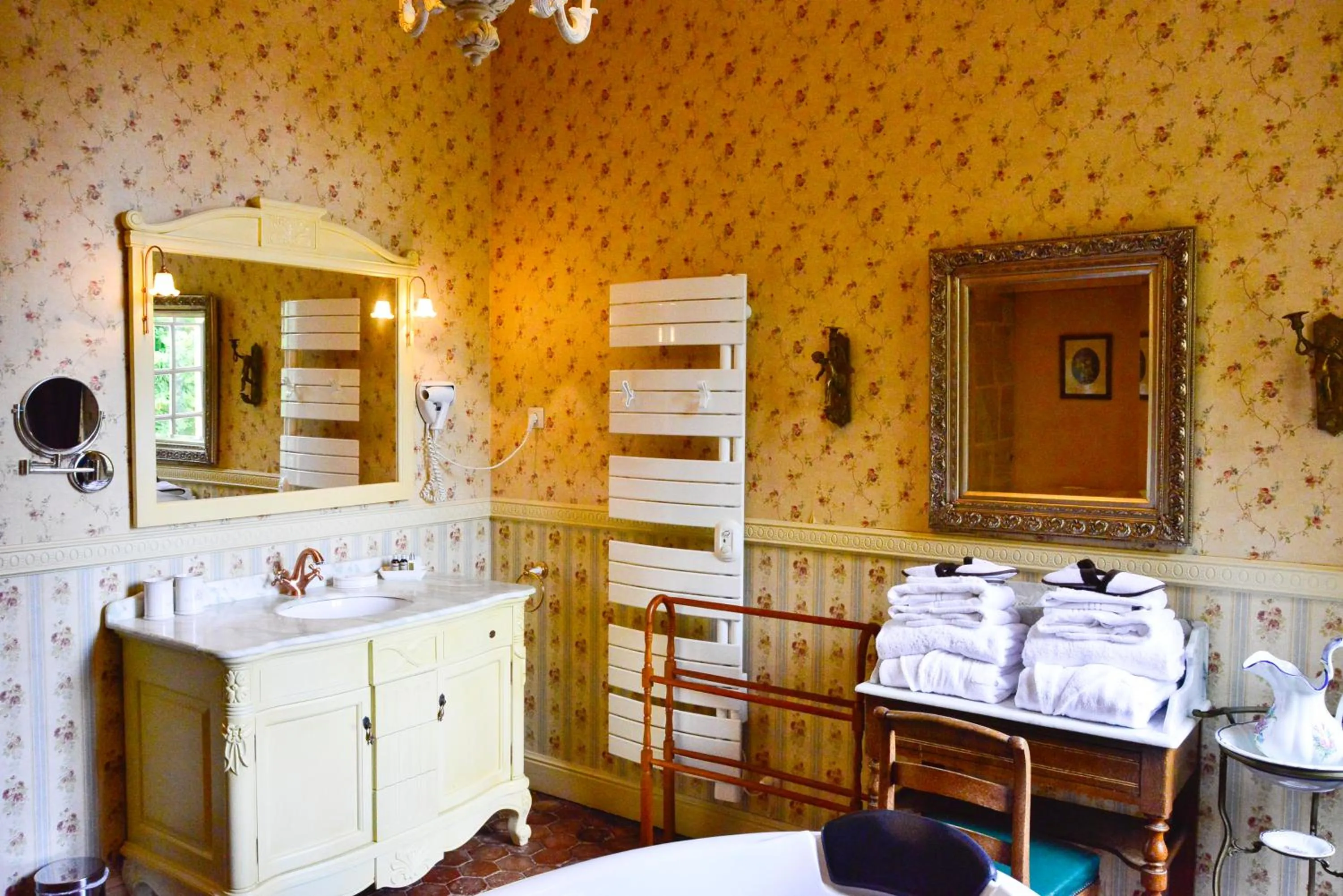 Bathroom, Bed in Chateau d'Origny, Chambres d'hotes et Restaurant Gastronomique