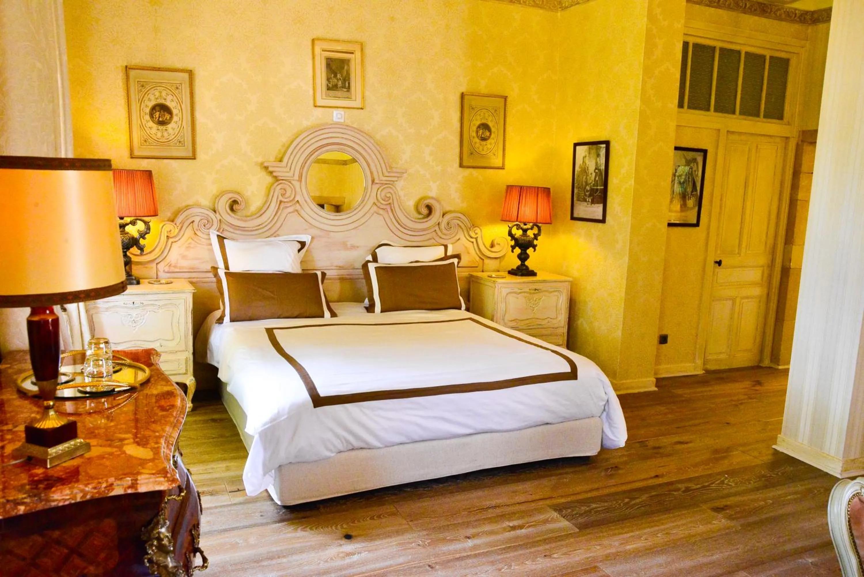 Bed in Chateau d'Origny, Chambres d'hotes et Restaurant Gastronomique