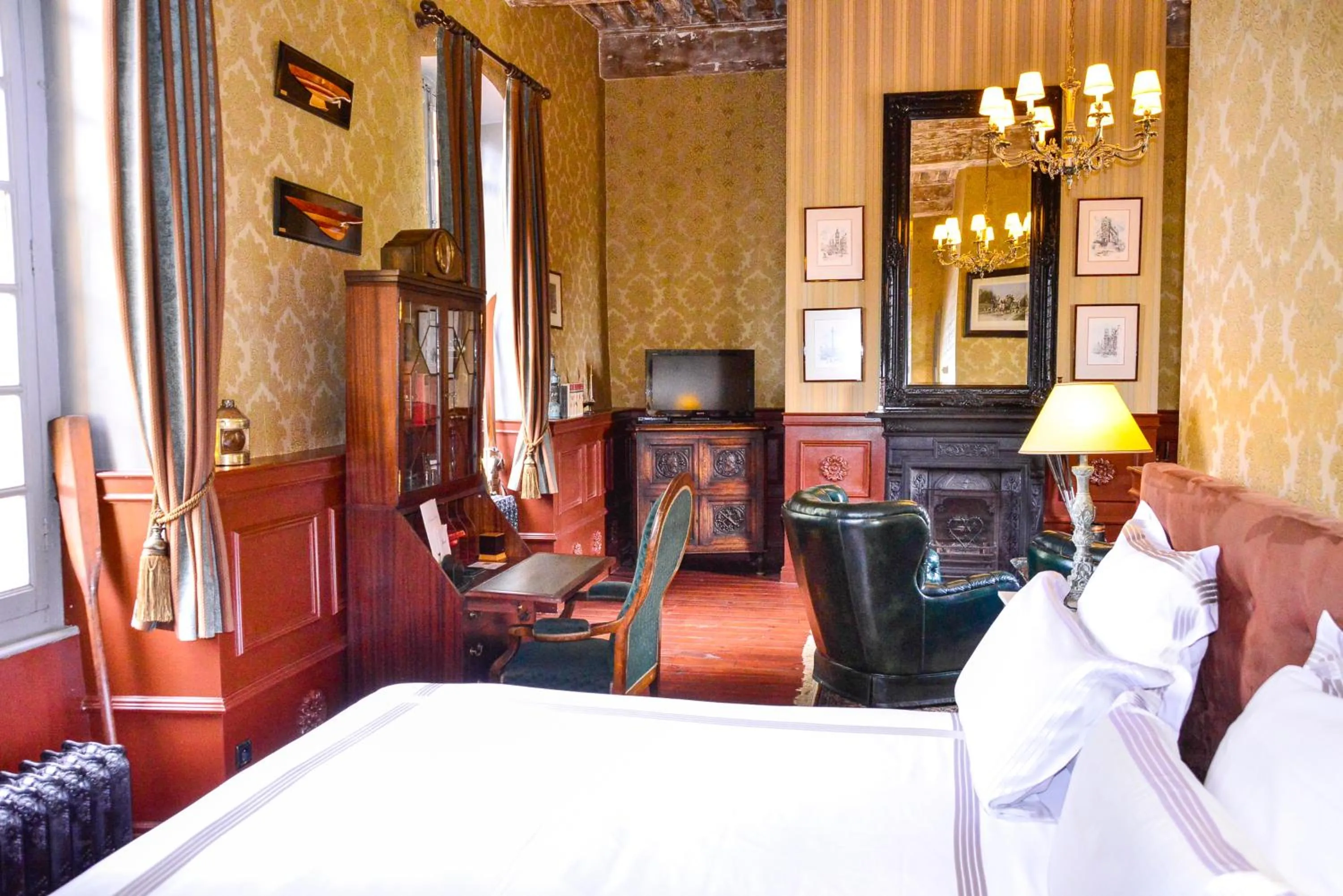 Bed in Chateau d'Origny, Chambres d'hotes et Restaurant Gastronomique