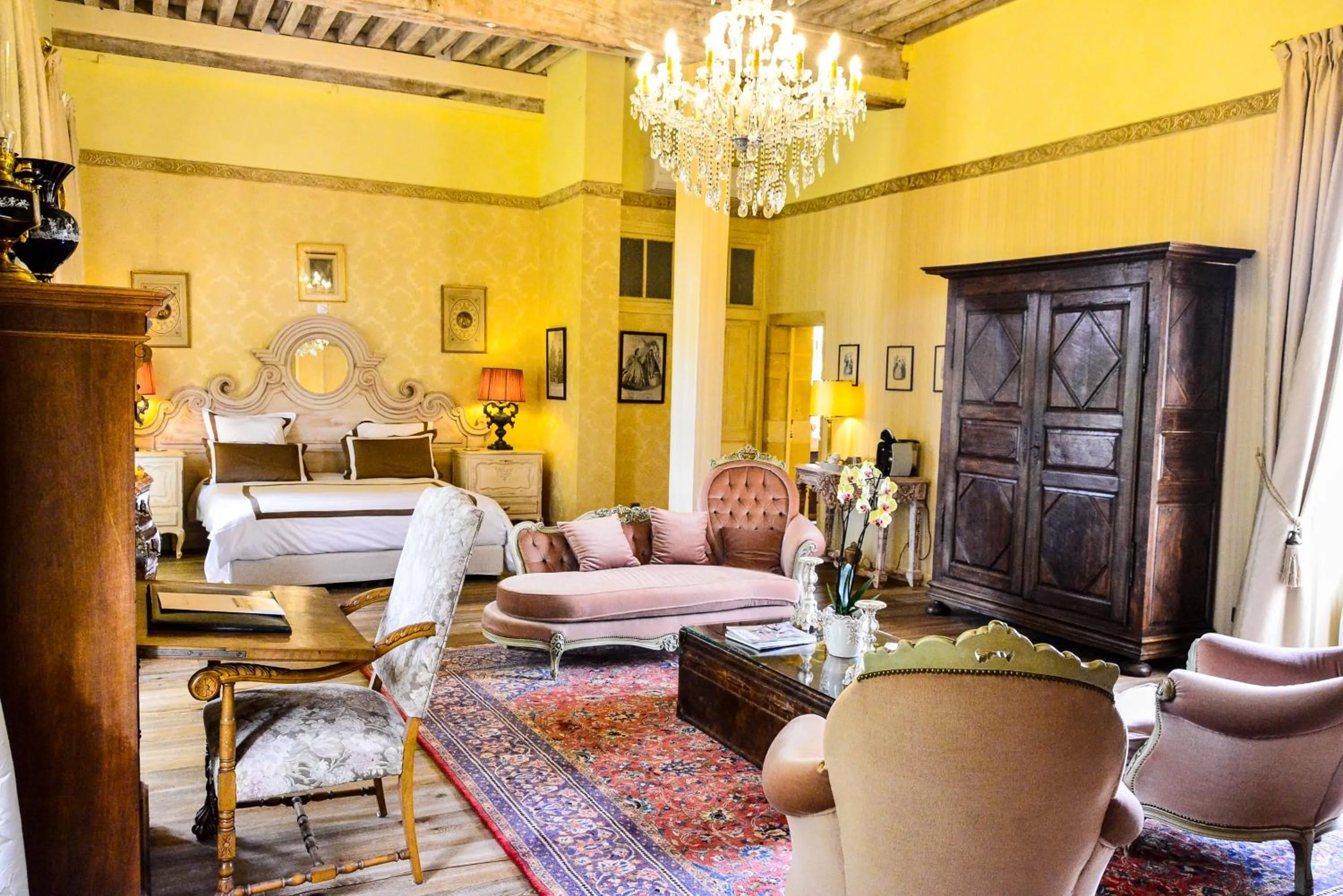 Bedroom in Chateau d'Origny, Chambres d'hotes et Restaurant Gastronomique