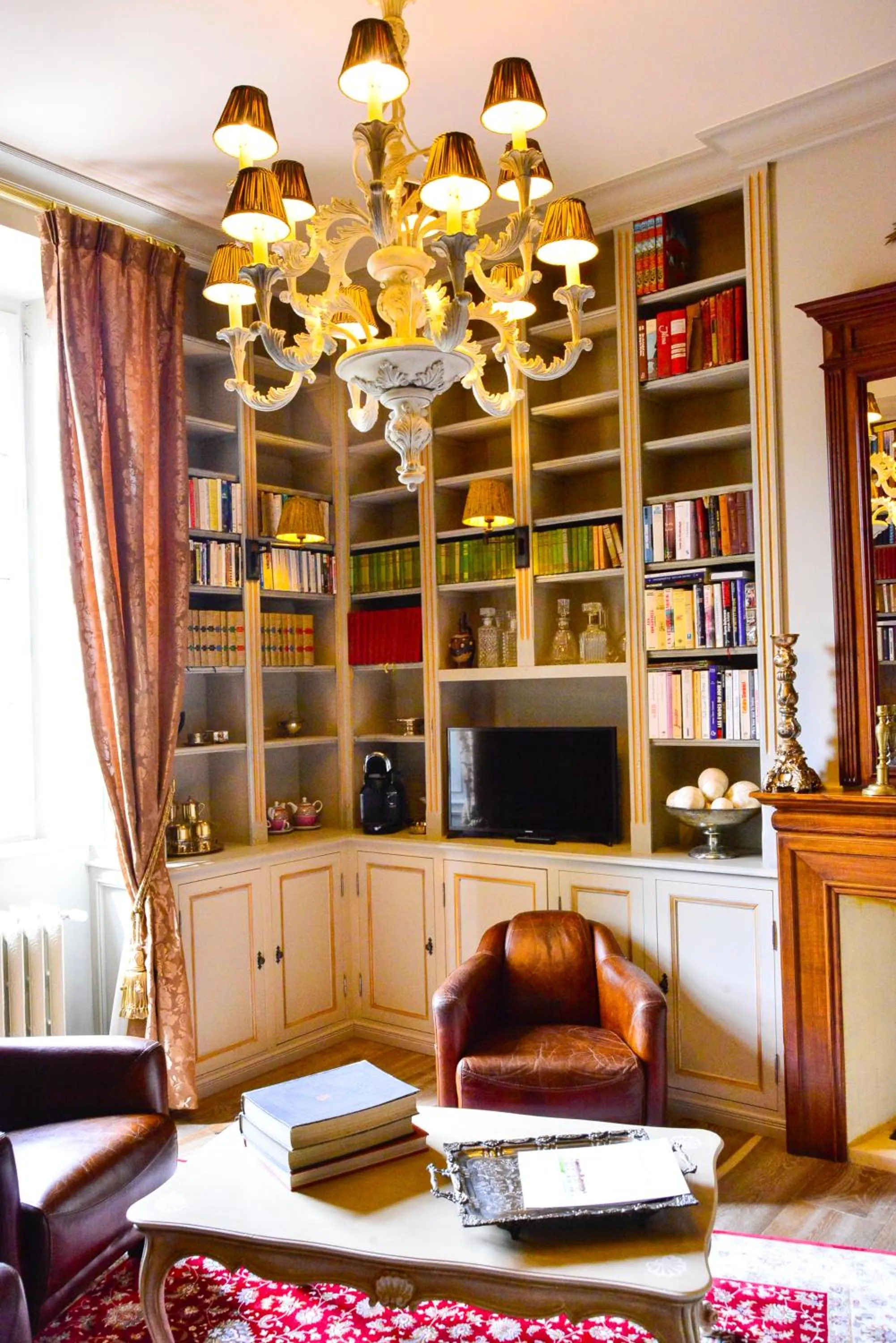 Library in Chateau d'Origny, Chambres d'hotes et Restaurant Gastronomique