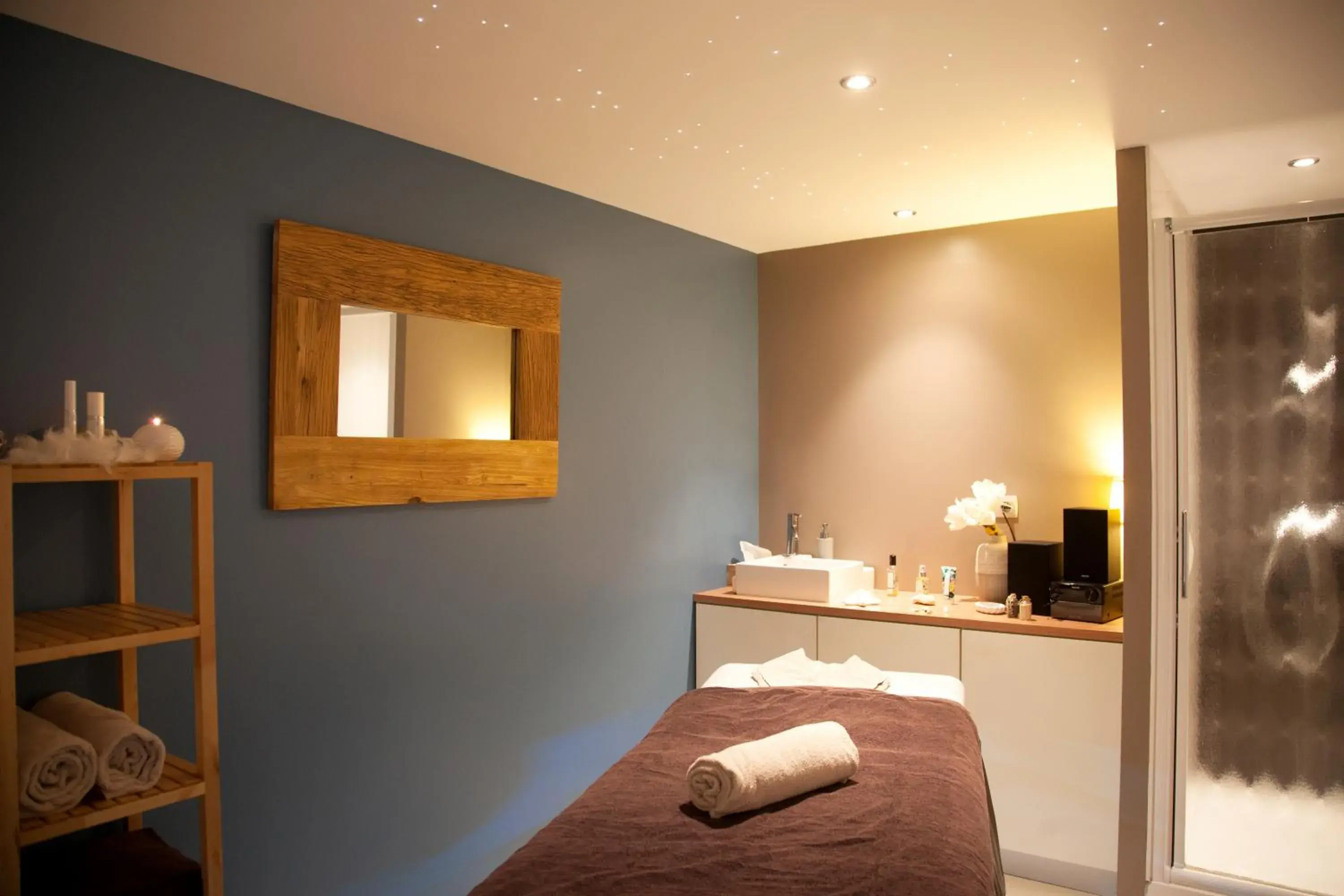 Massage, Bed in Best Western Hôtel Garden and Spa Massage, Bed in Best Western Hôtel Garden and Spa