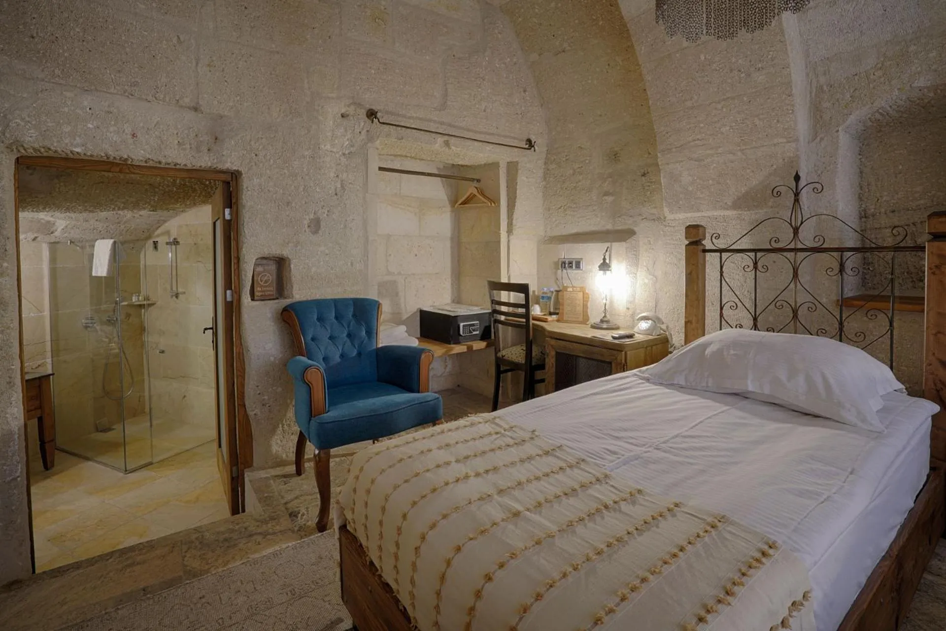 Bedroom, Bed in Hera Cave Suites