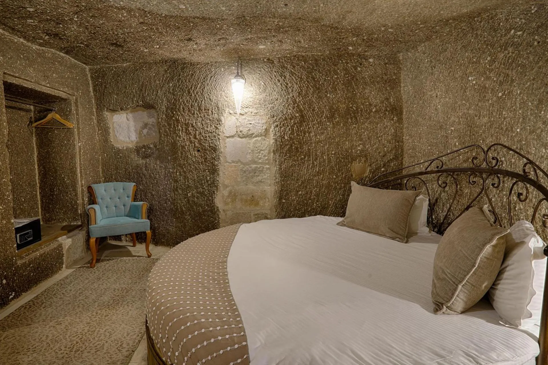 Bedroom, Bed in Hera Cave Suites