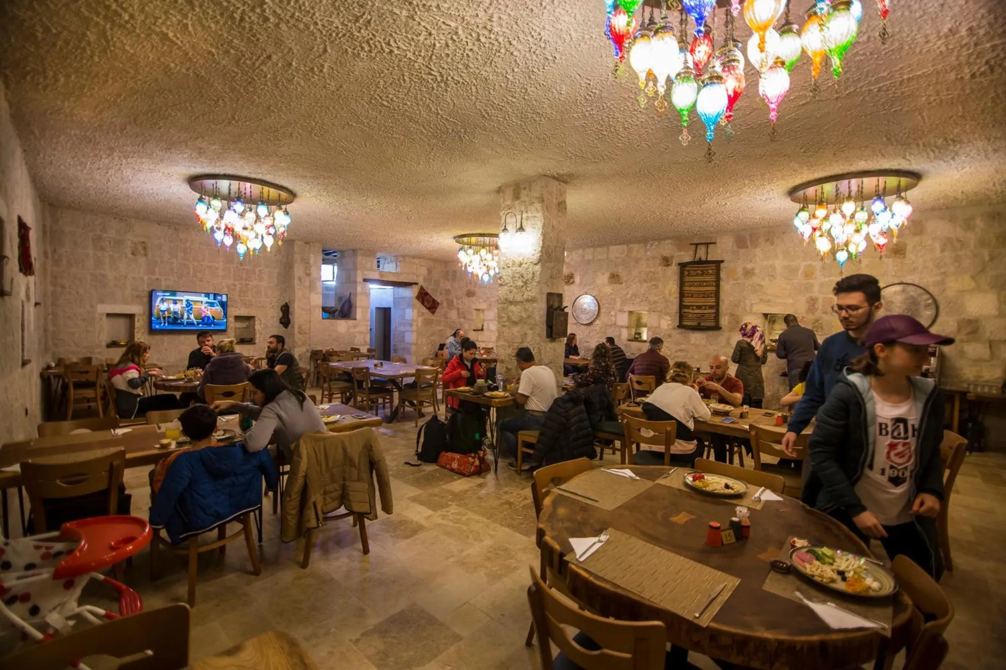 Restaurant/places to eat in Hera Cave Suites