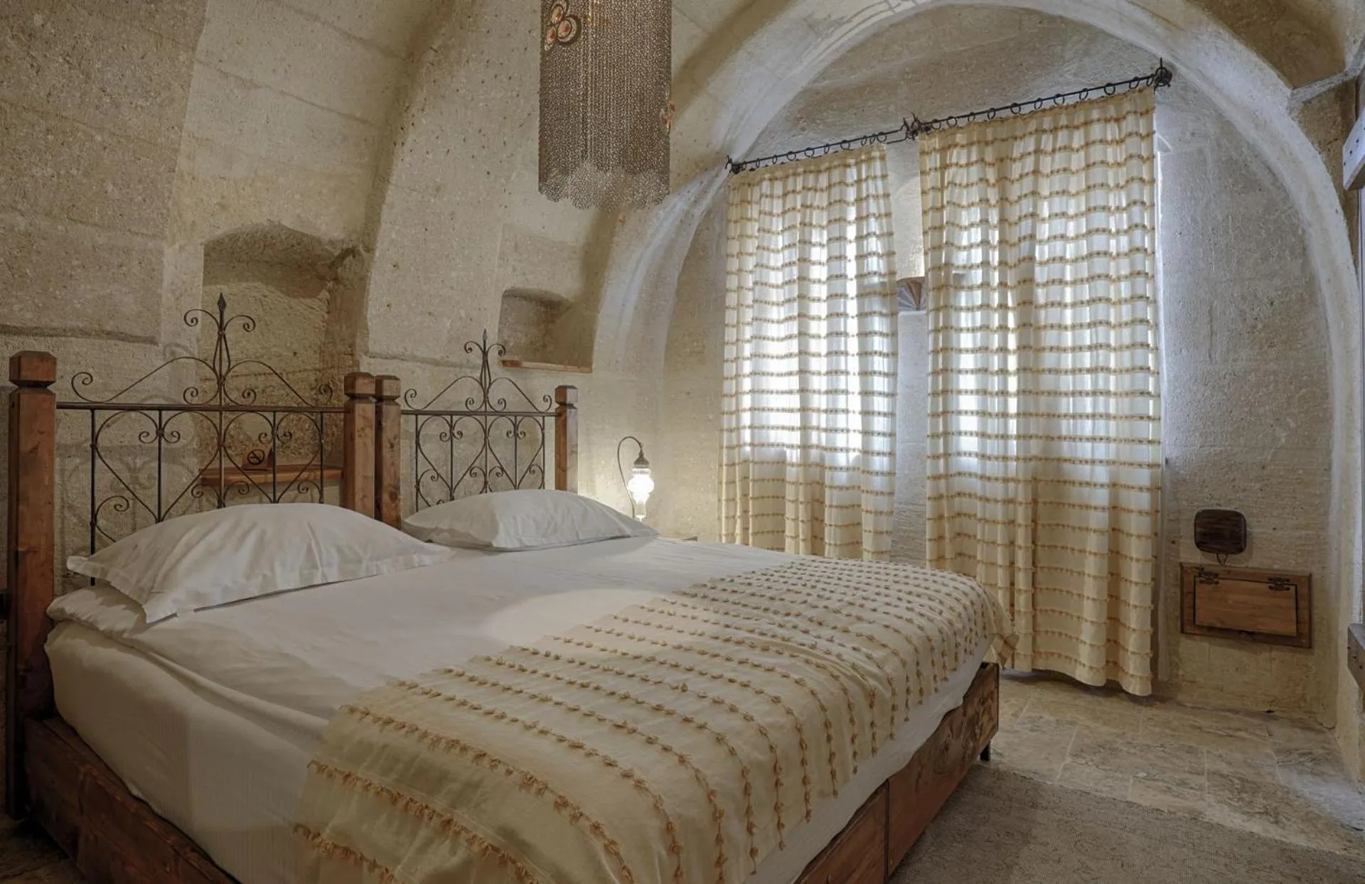 Bedroom, Bed in Hera Cave Suites