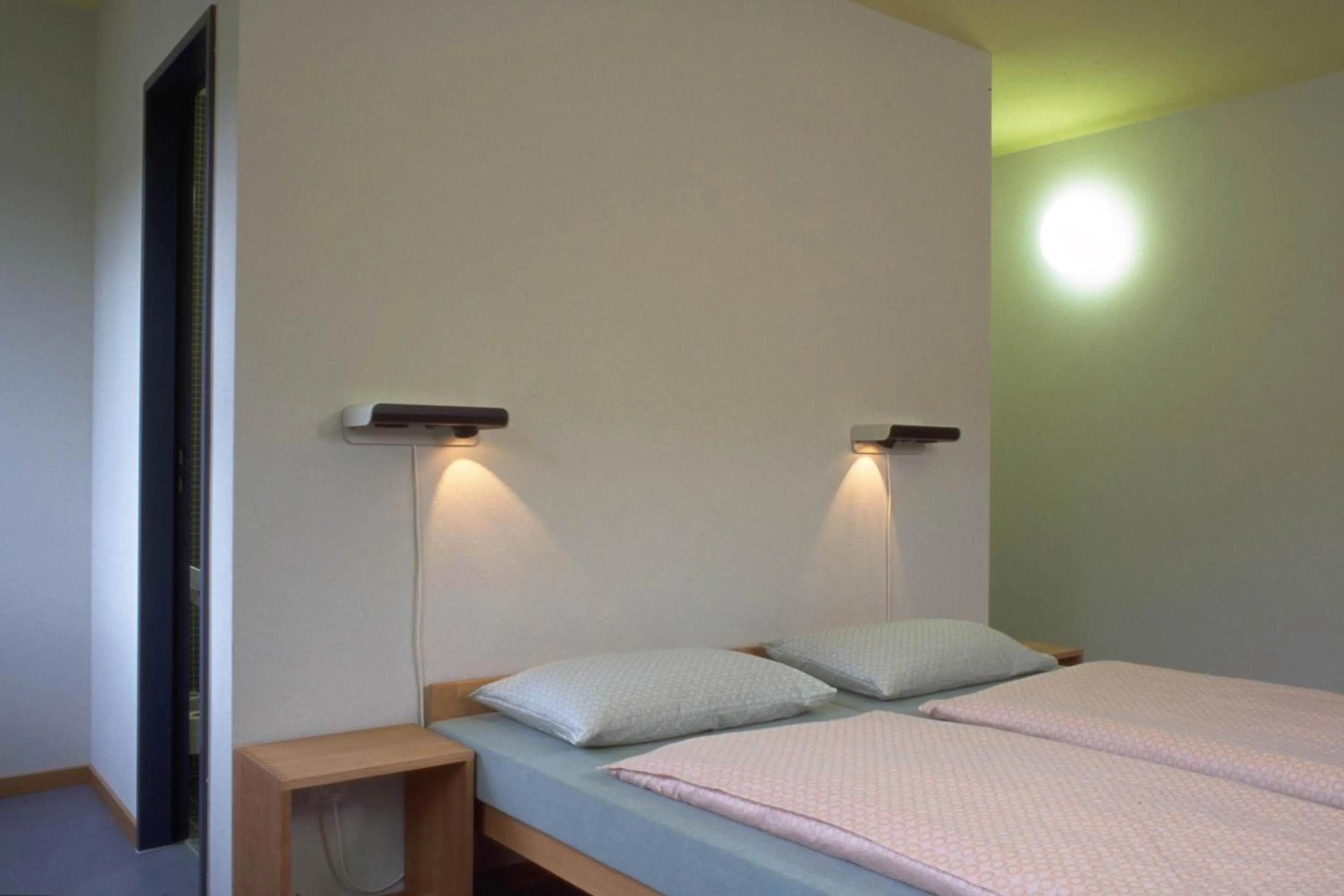 Photo of the whole room, Bed in Zurich Youth Hostel