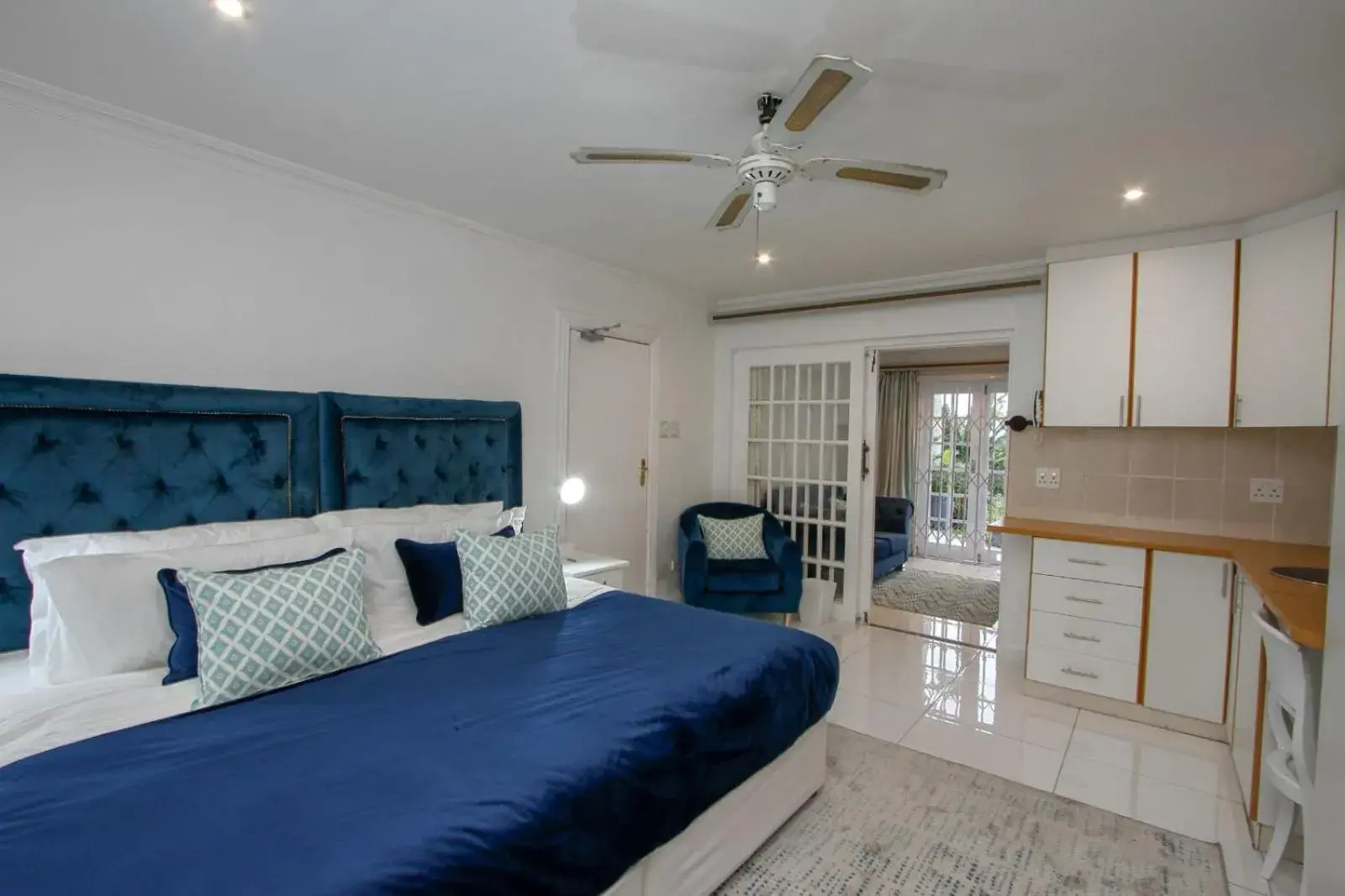 Family Room with Private Bathroom in Blue Waves Lodge Family Room with Private Bathroom in Blue Waves Lodge