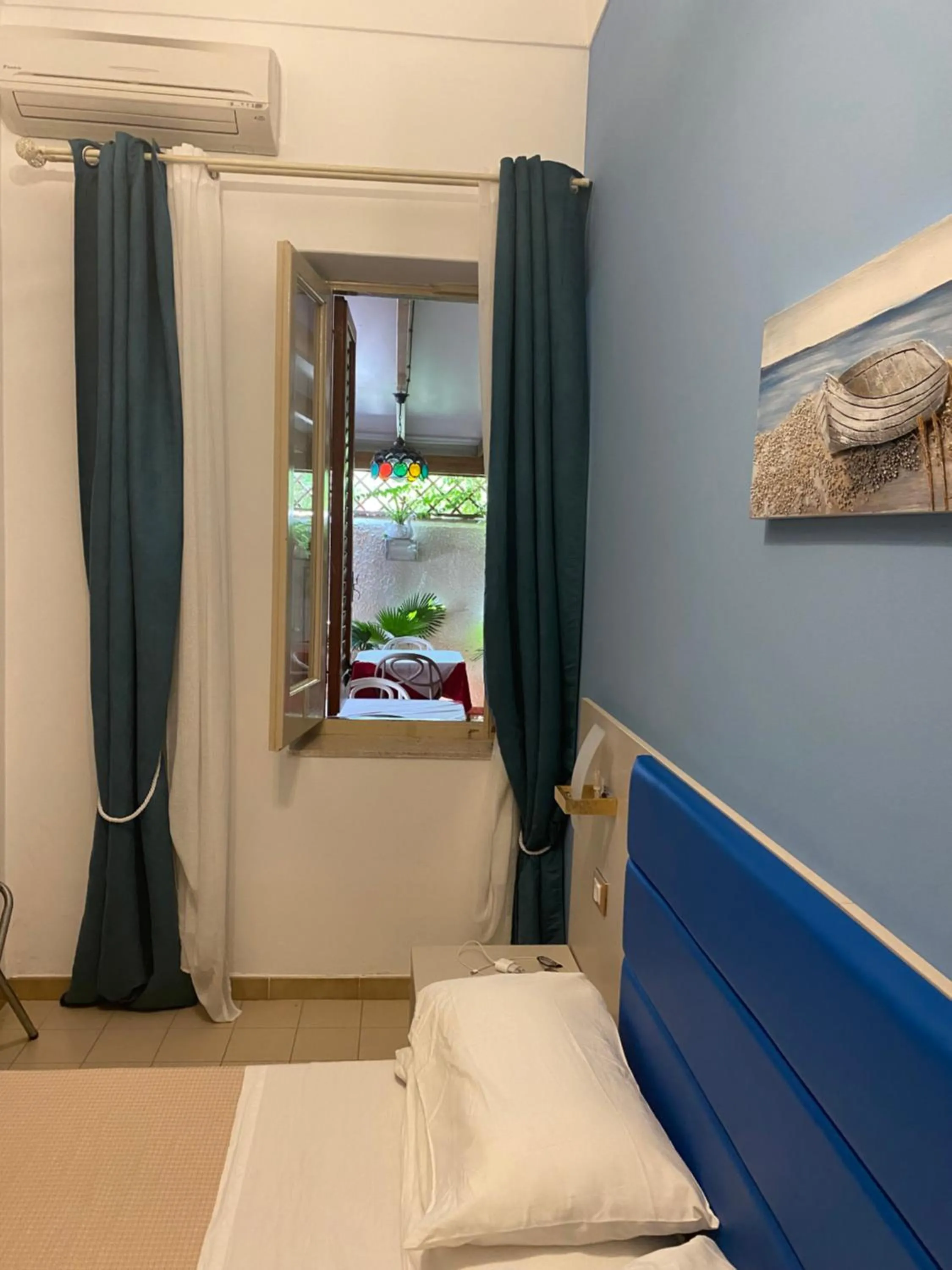 Bed in Albergo Bouganville