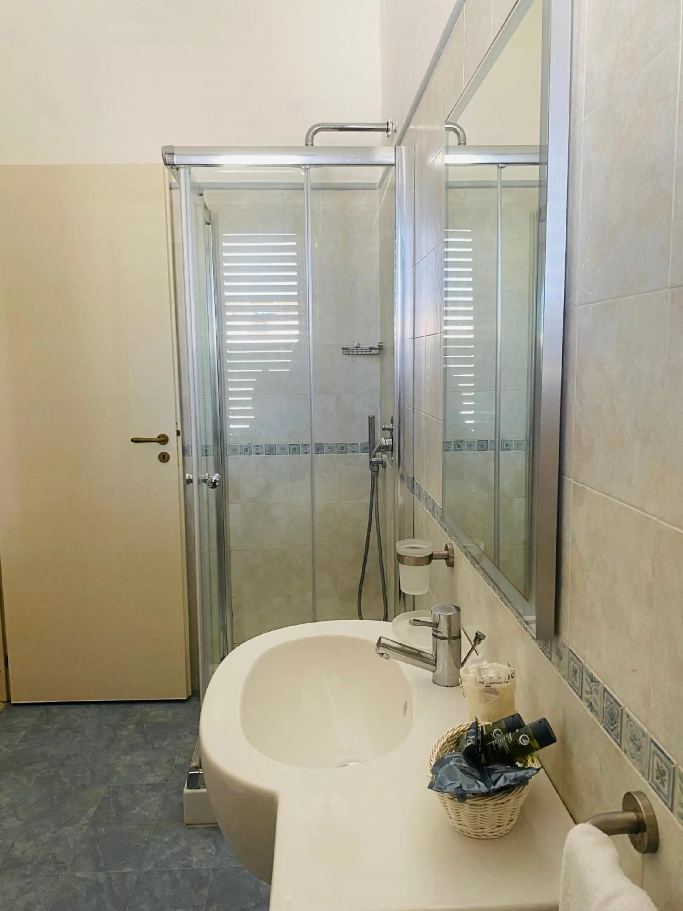Shower in Albergo Bouganville