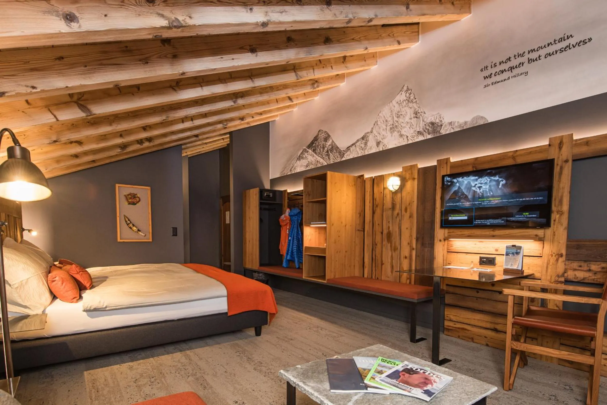 Bedroom, Bed in BaseCamp Hotel