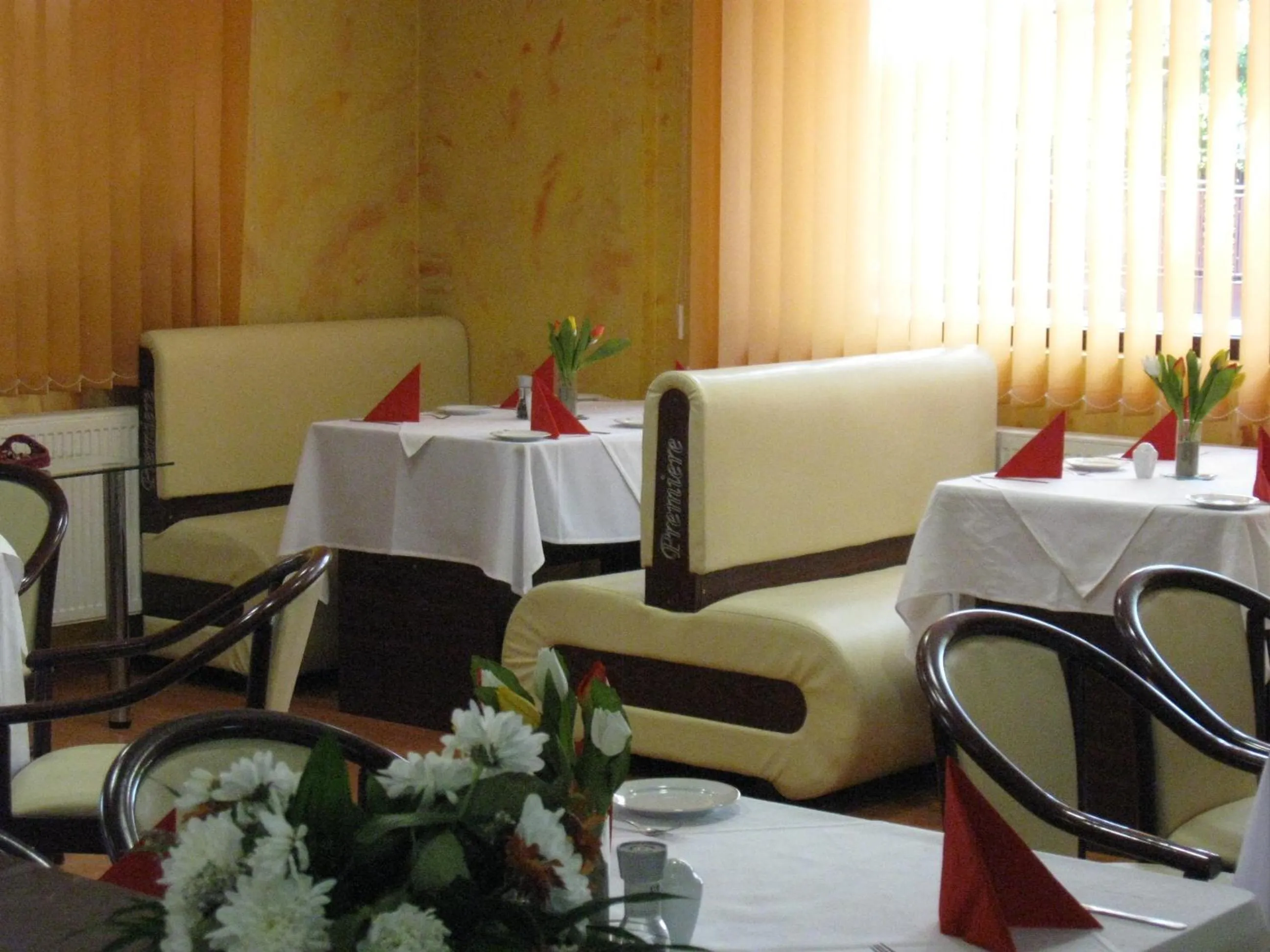 Restaurant/places to eat in Hotel Premiere