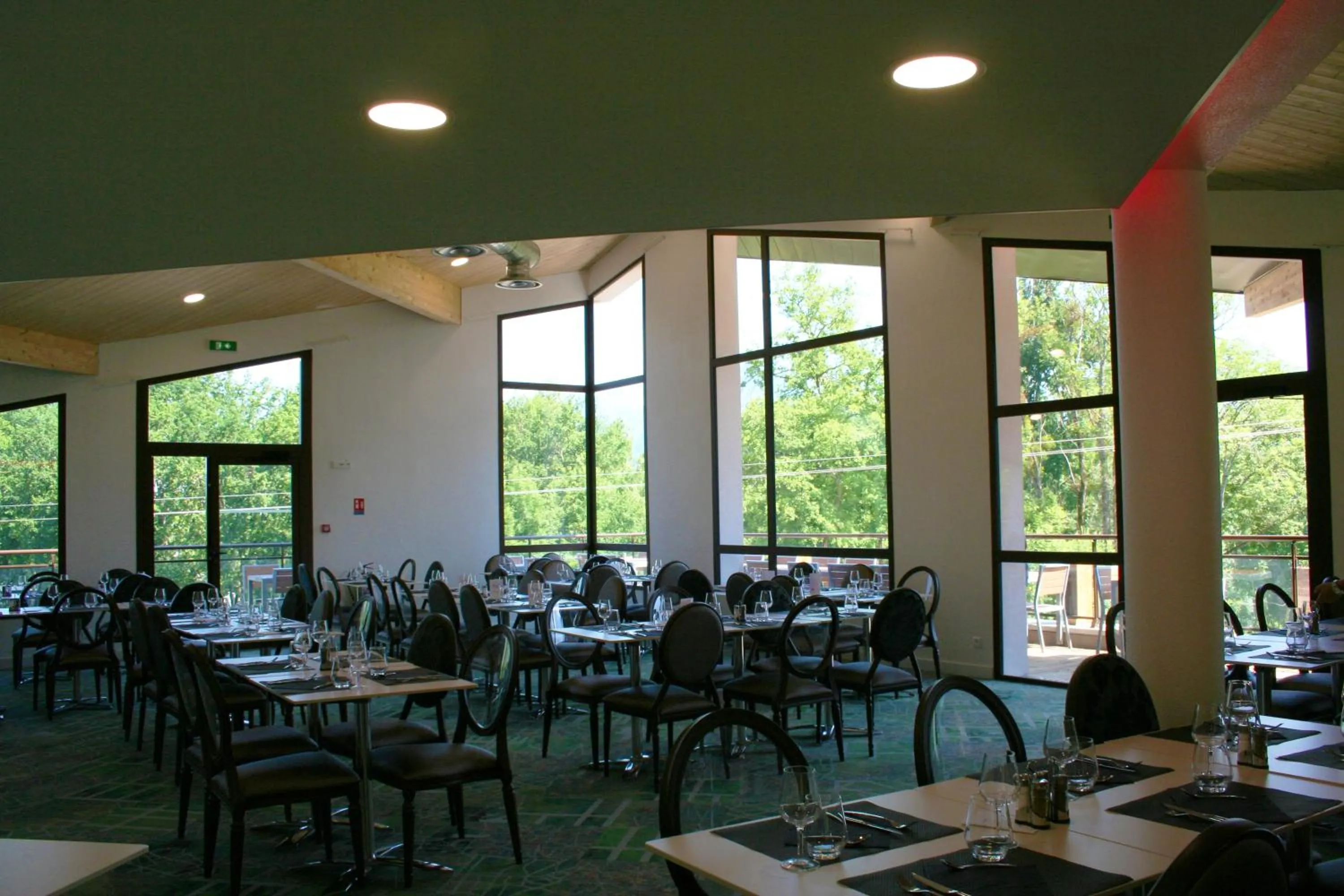 Restaurant/places to eat in Le Pré du Lac