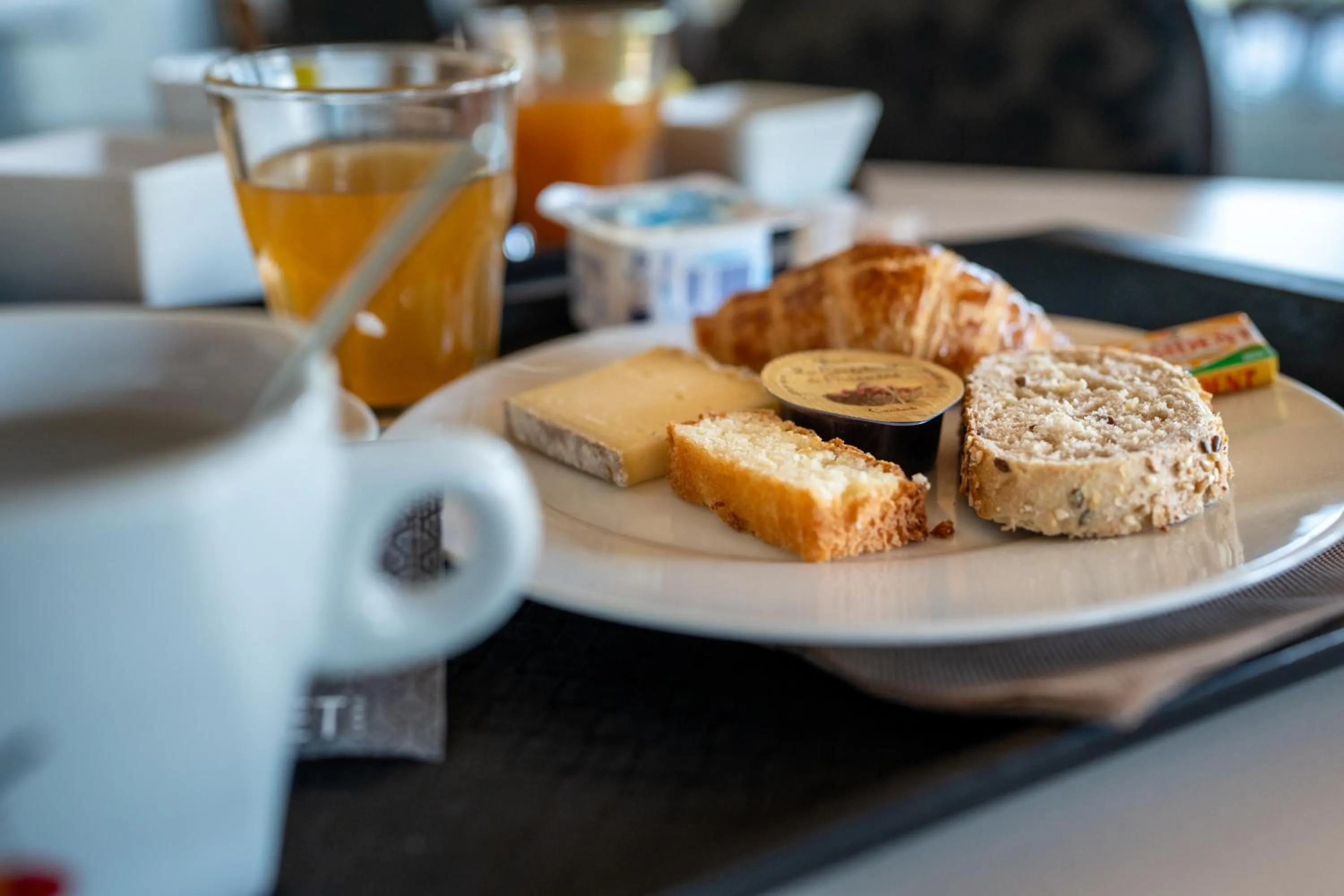 Buffet breakfast in Le Pré du Lac