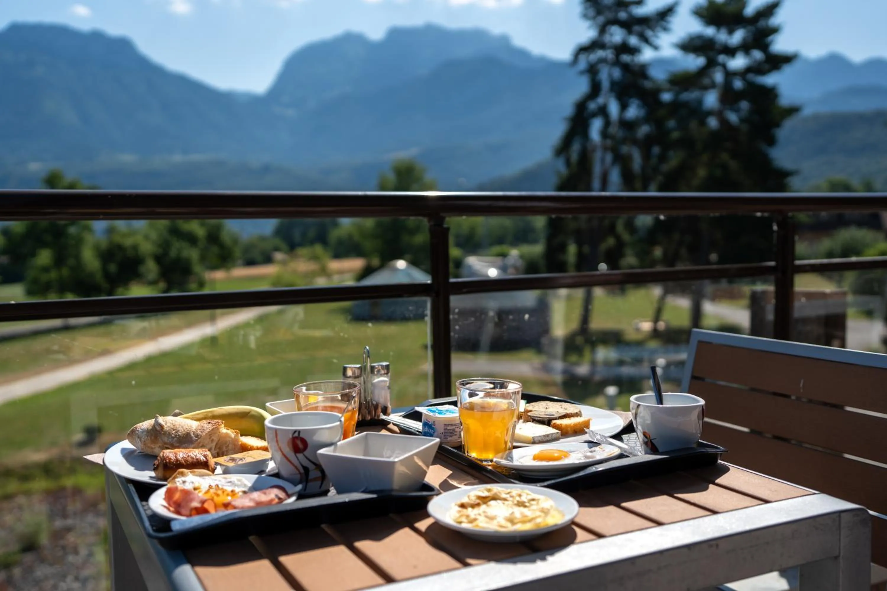 Buffet breakfast in Le Pré du Lac