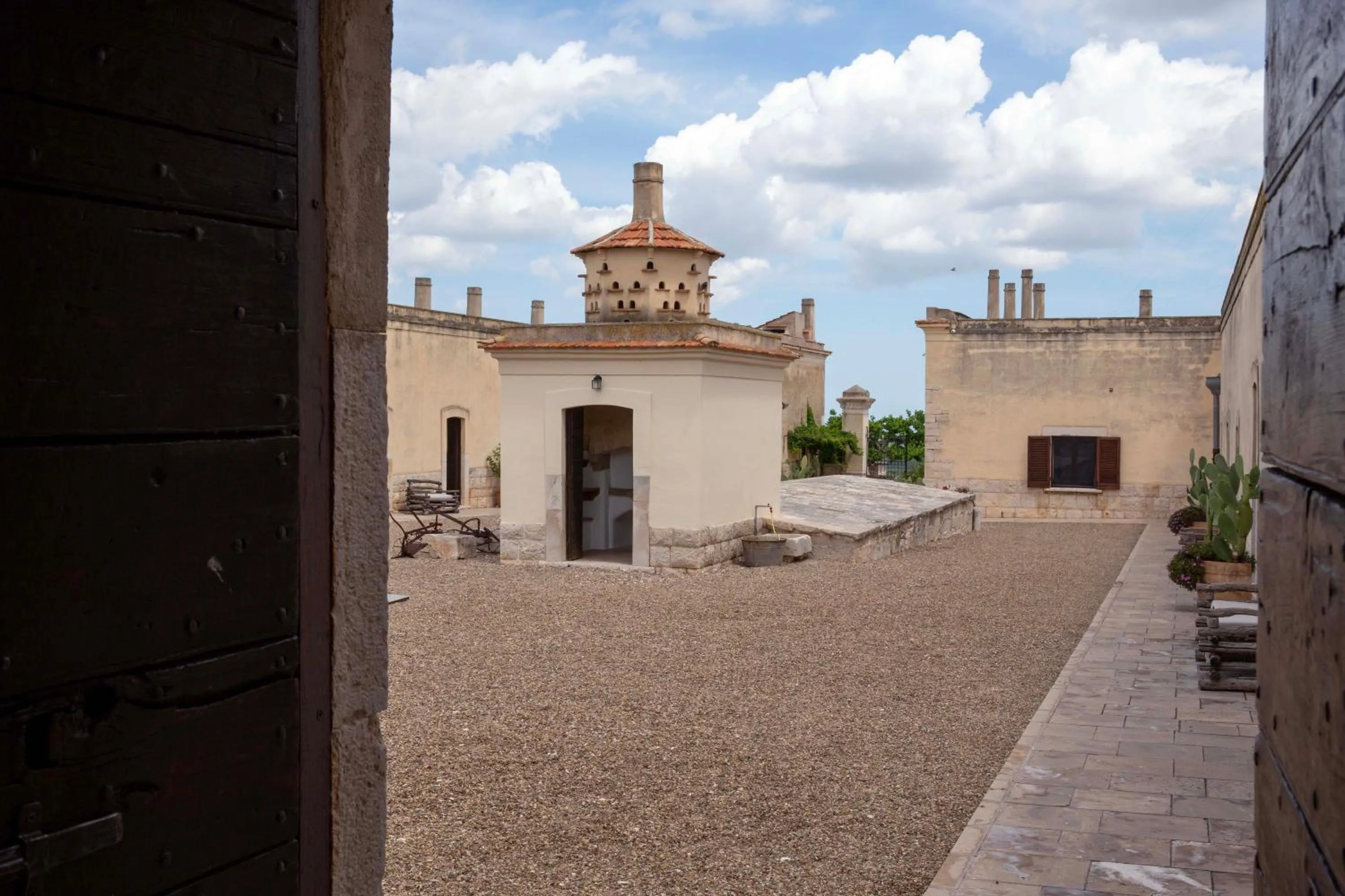 Inner courtyard view in Lama Di Luna Biomasseria