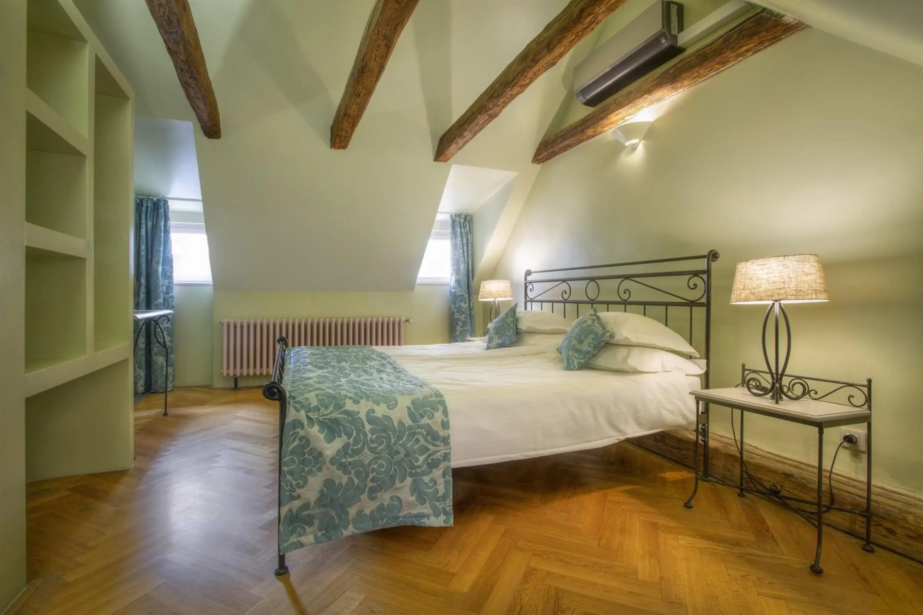 Bedroom, Bed in Black Star Suites Bedroom, Bed in Black Star Suites