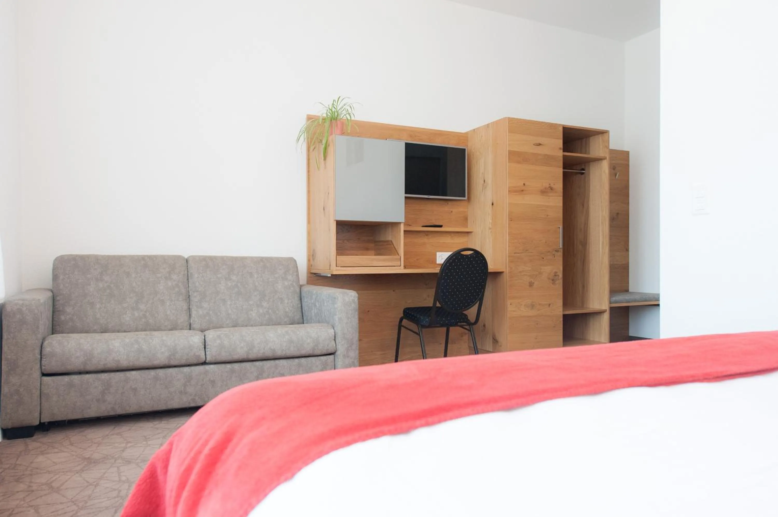 Seating area, Bed in Hotel Acacia