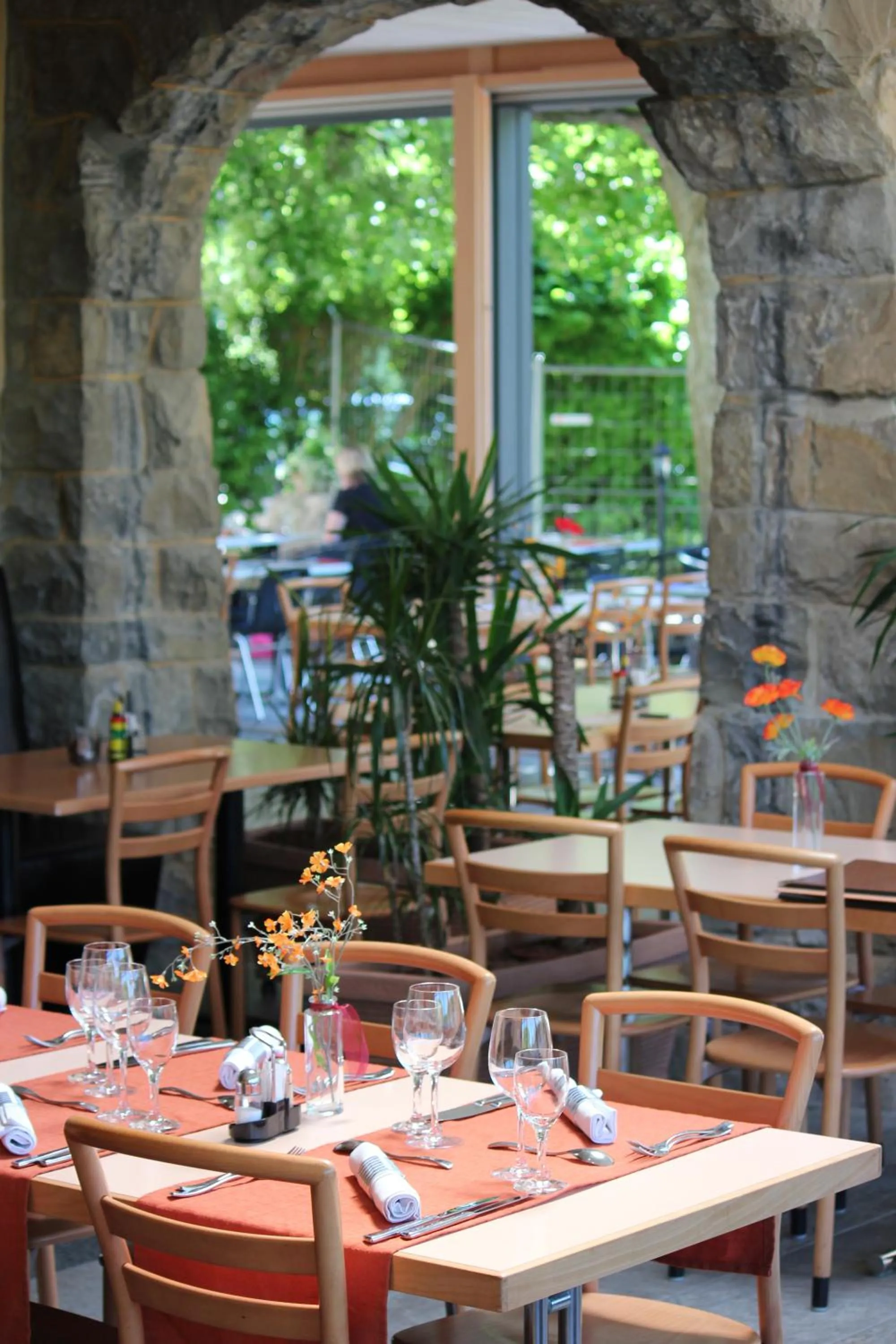 Restaurant/places to eat in Hotel Acacia