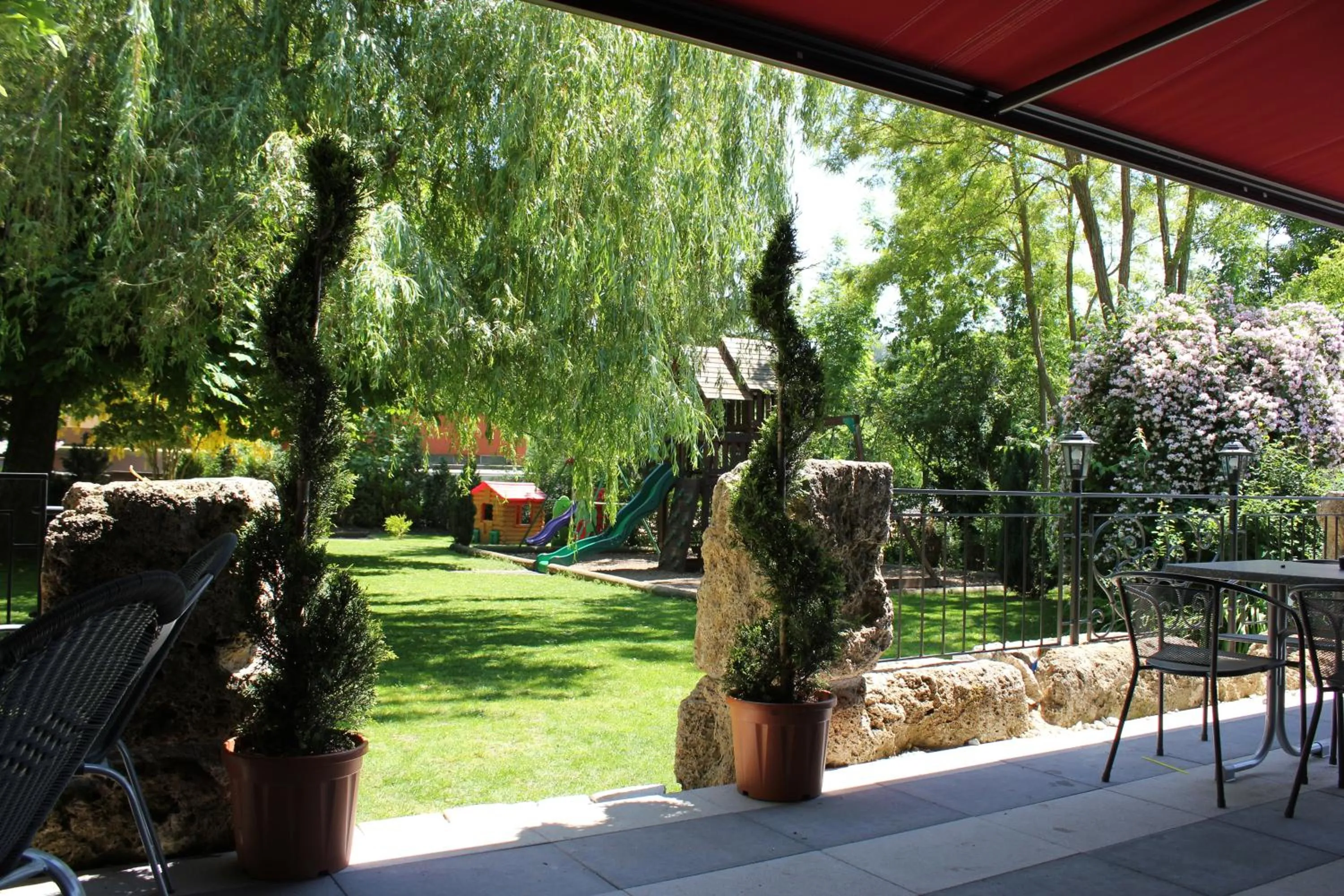 Patio in Hotel Acacia