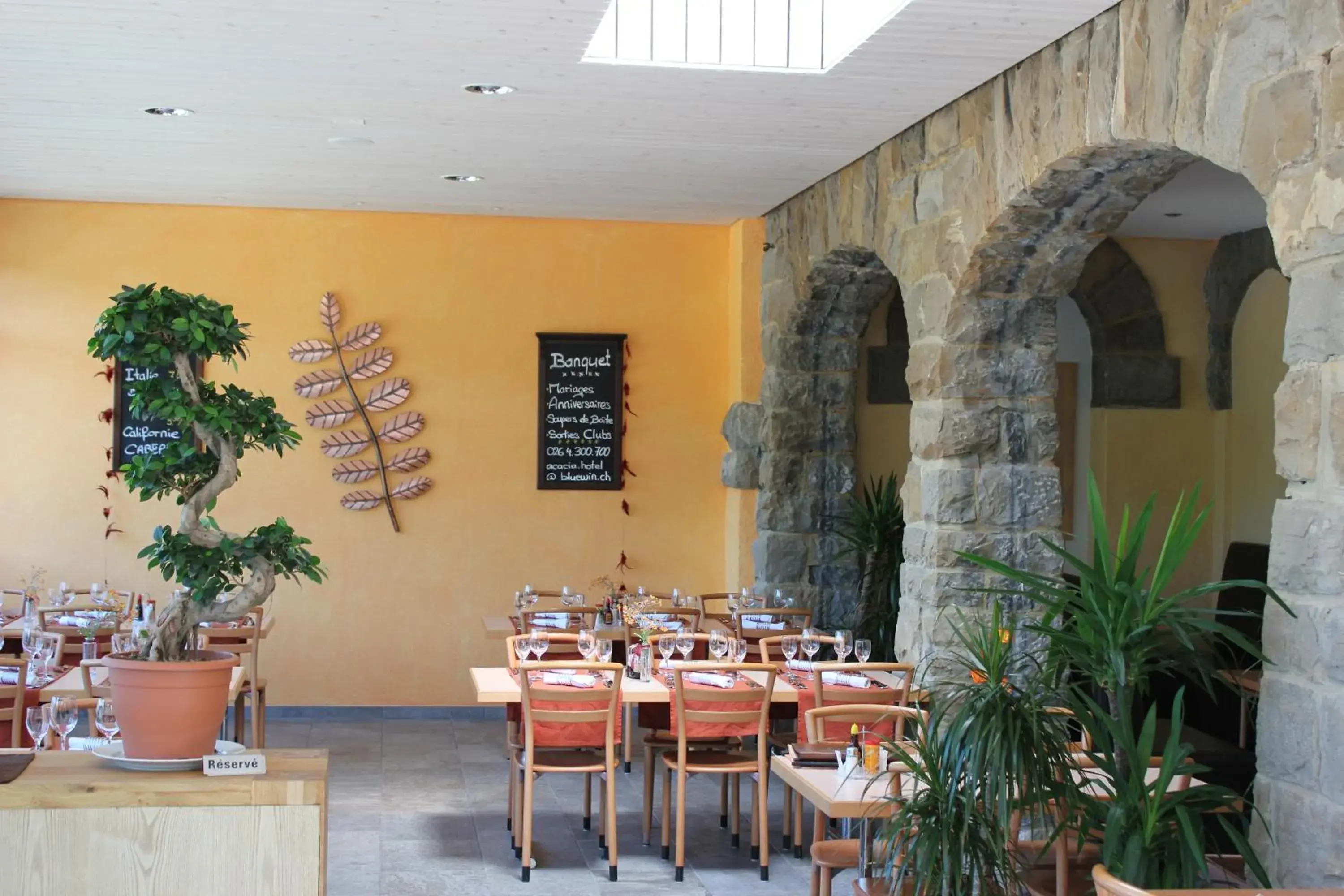 Restaurant/places to eat in Hotel Acacia Restaurant/places to eat in Hotel Acacia