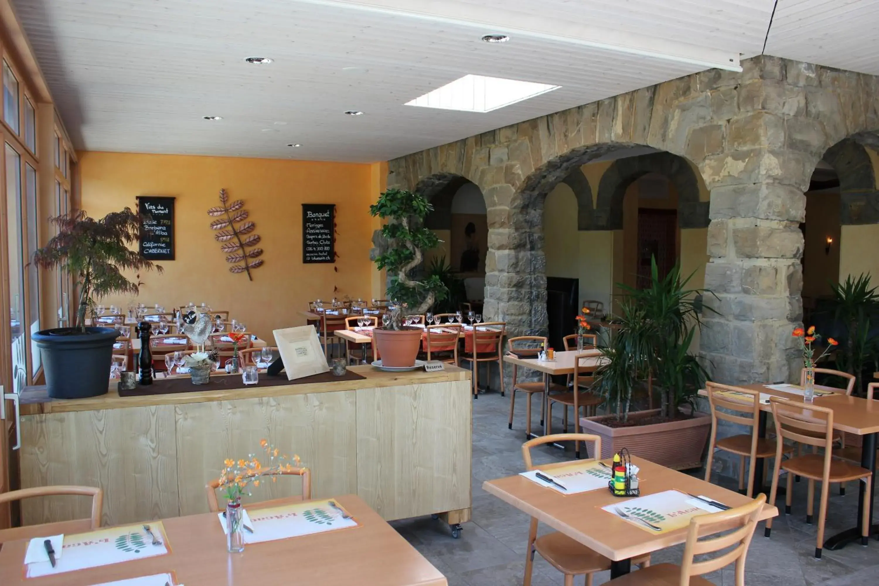 Restaurant/places to eat in Hotel Acacia Restaurant/places to eat in Hotel Acacia