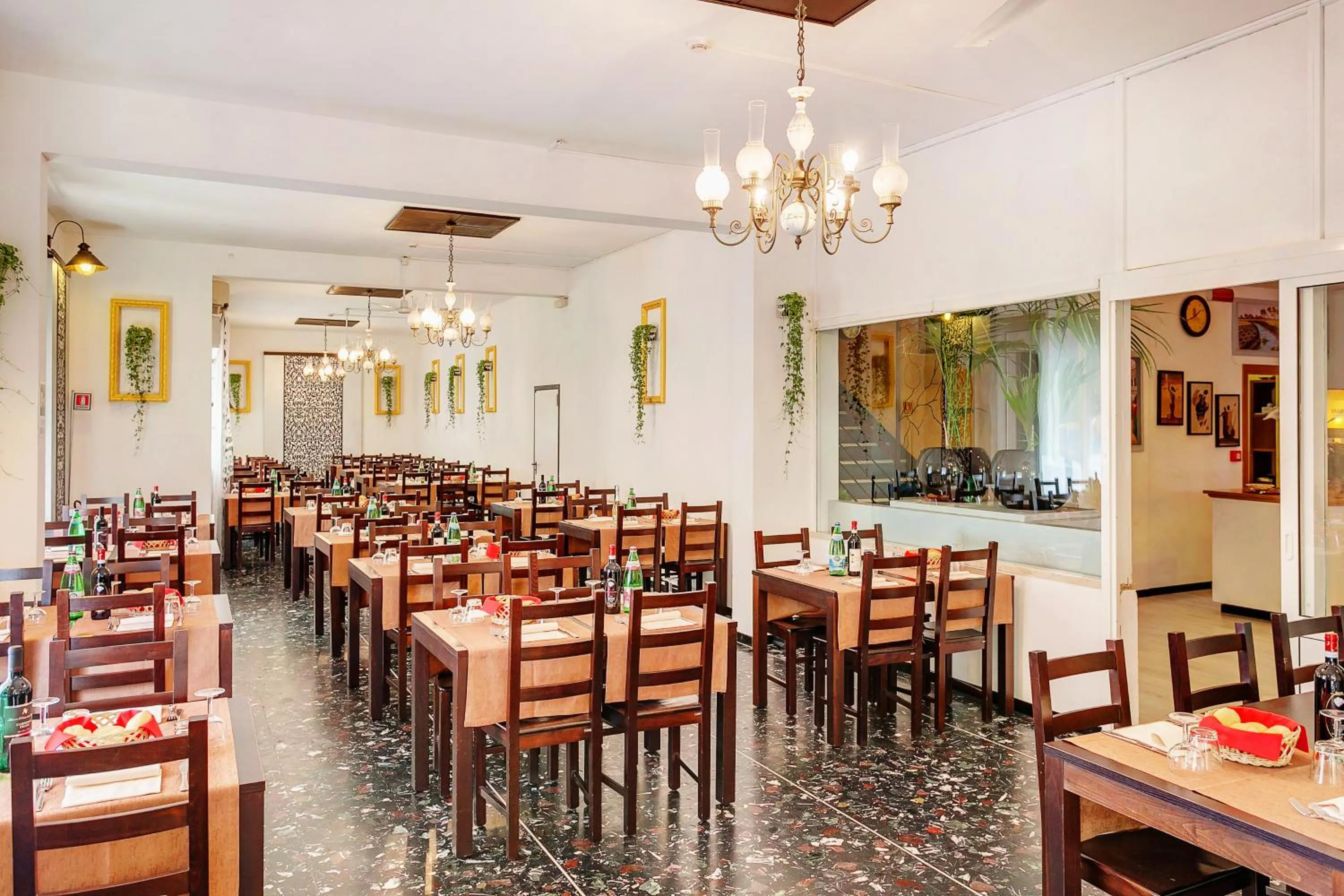 Restaurant/places to eat in Hotel Canova