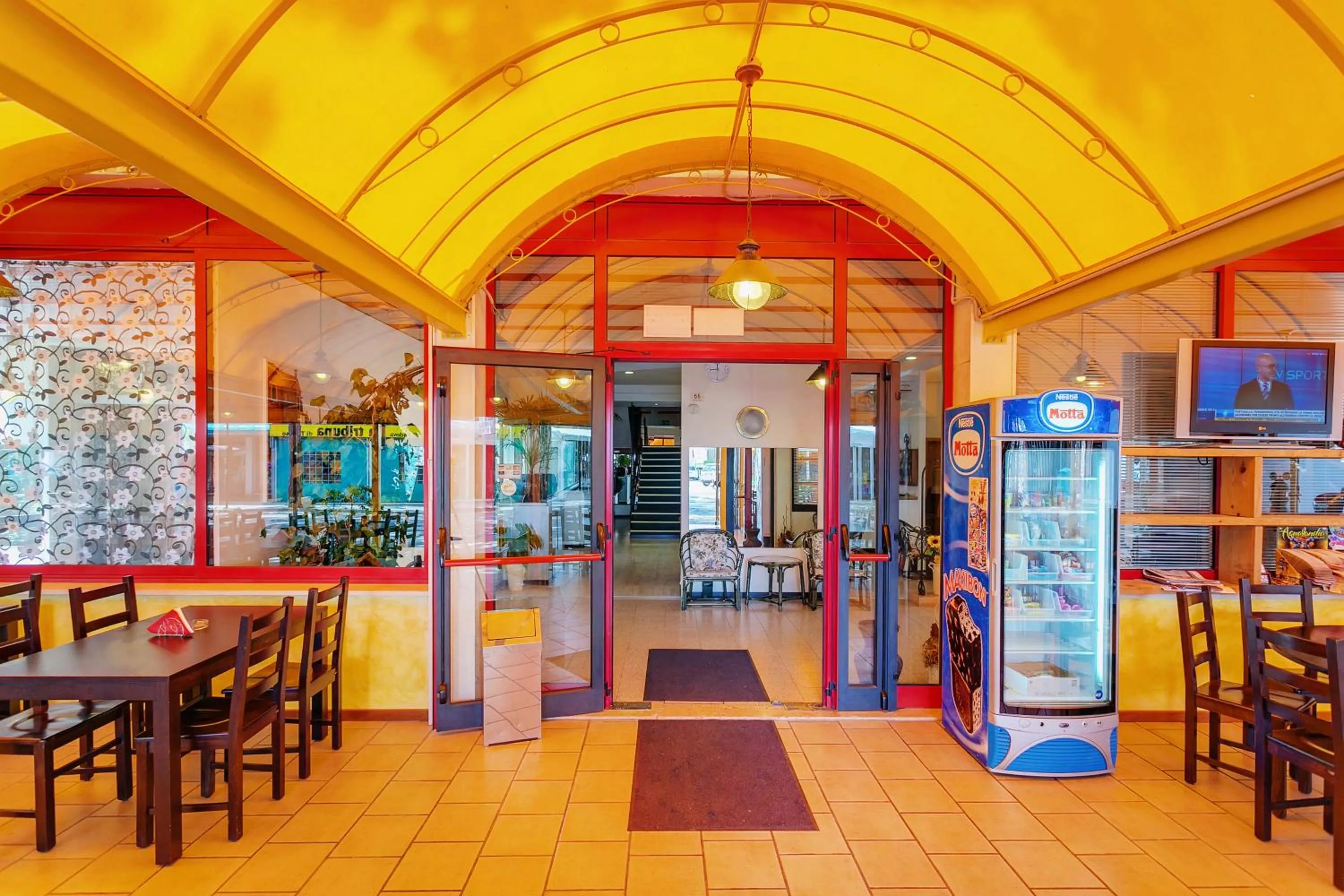 Restaurant/places to eat in Hotel Canova