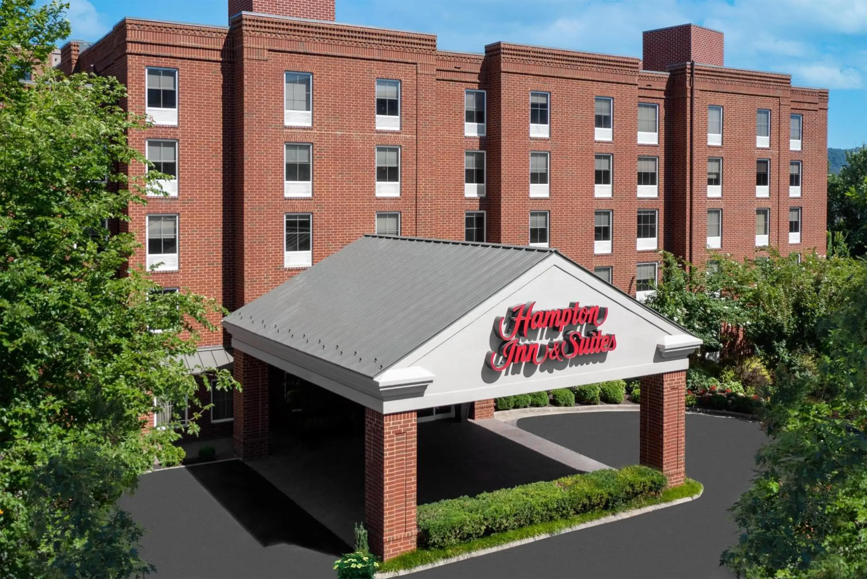 Property building in Hampton Inn & Suites Charlottesville at the University Property building in Hampton Inn & Suites Charlottesville at the University