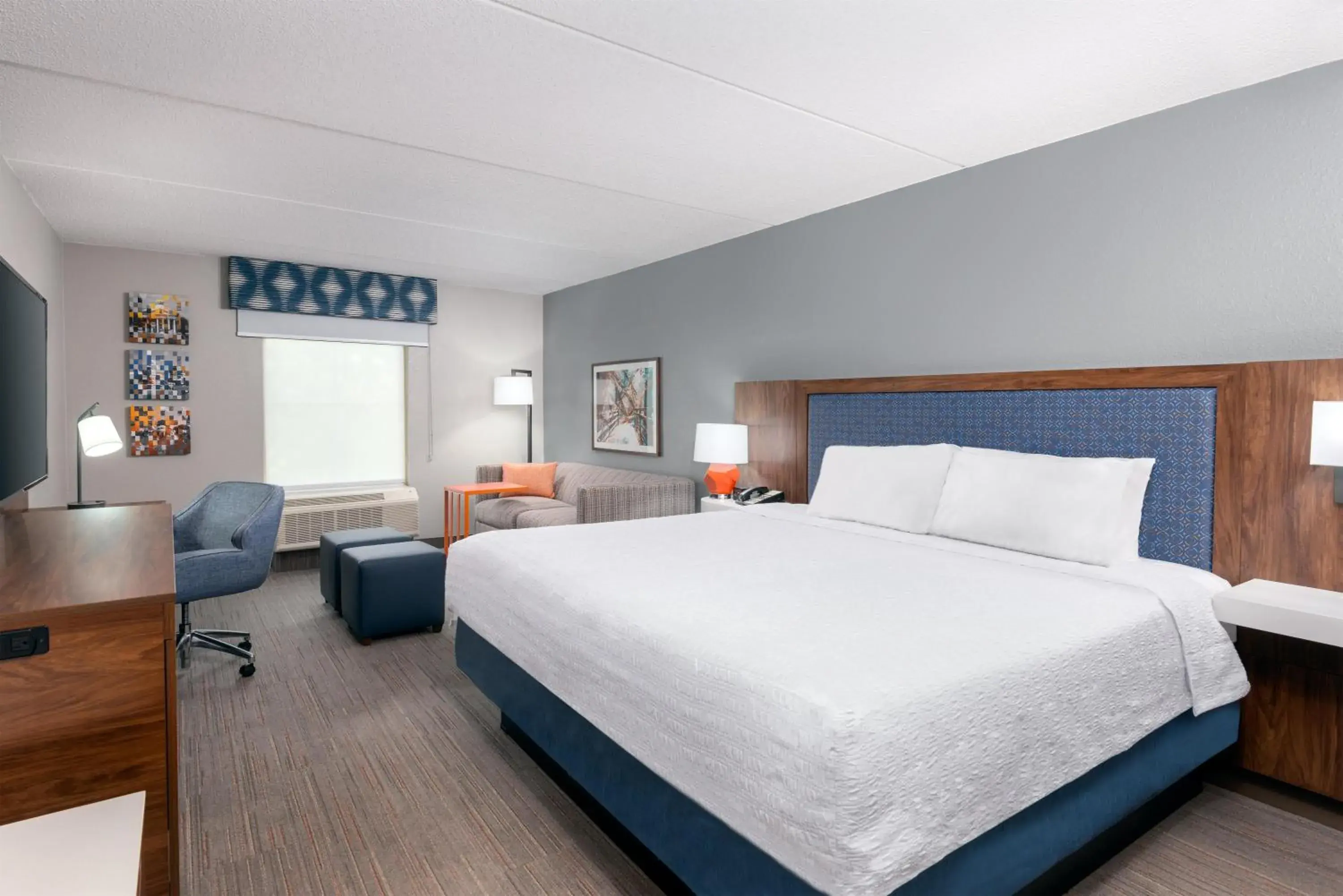 Living room, Bed in Hampton Inn & Suites Charlottesville at the University Living room, Bed in Hampton Inn & Suites Charlottesville at the University