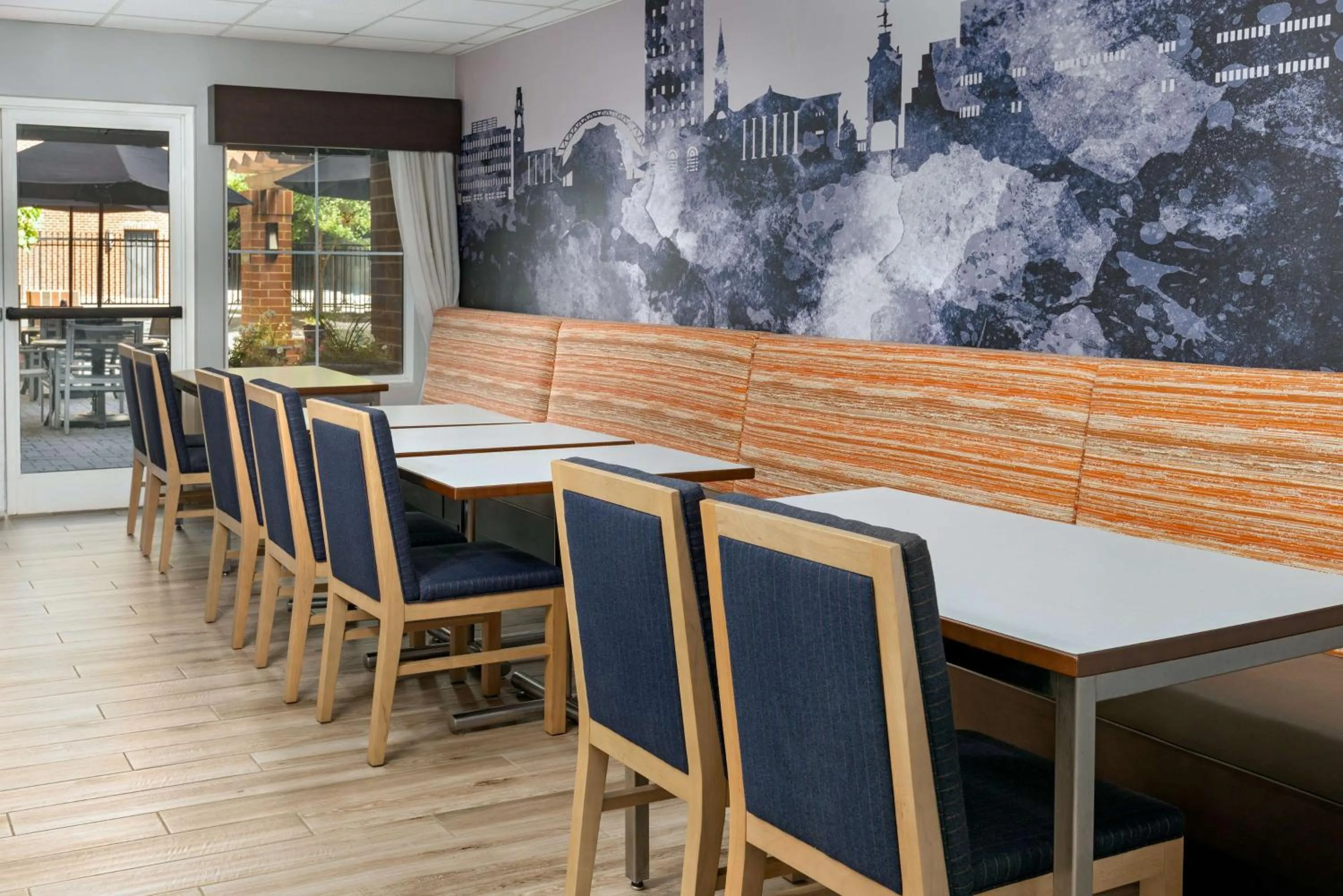 Breakfast in Hampton Inn & Suites Charlottesville at the University