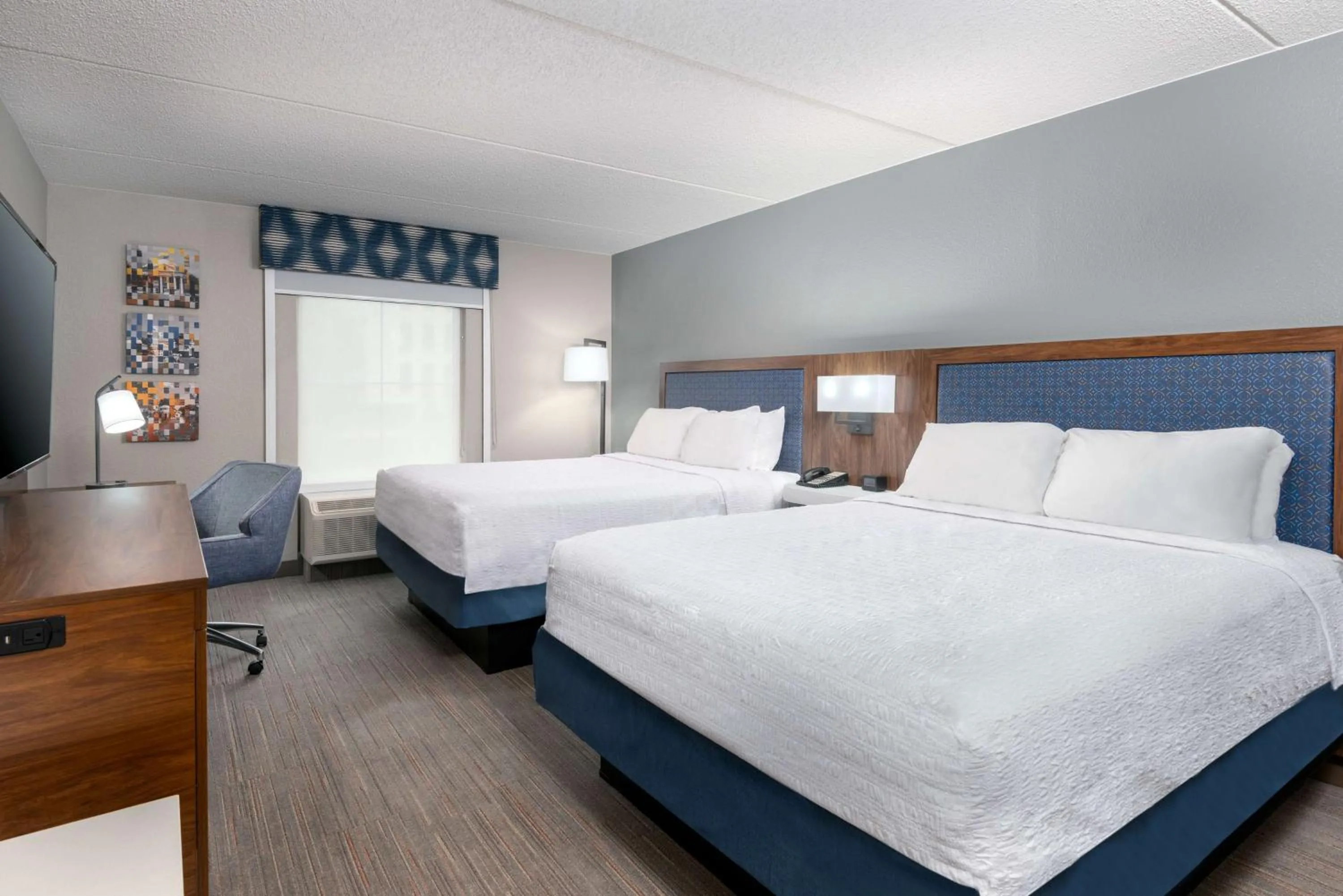 Bed in Hampton Inn & Suites Charlottesville at the University