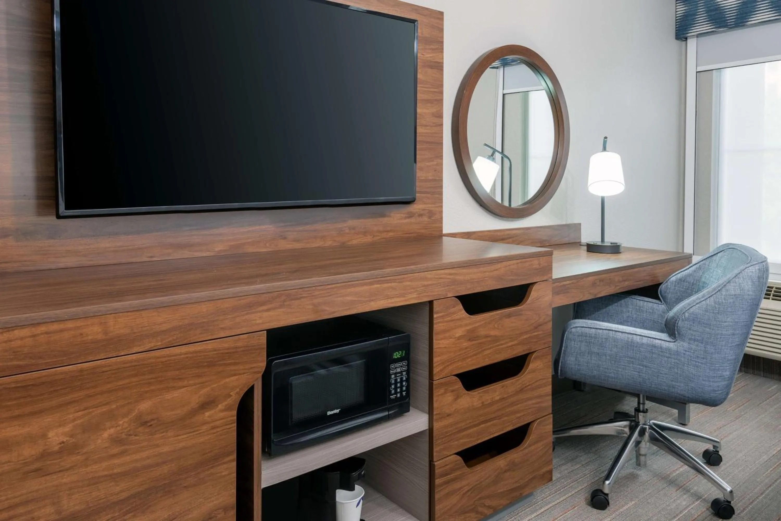 Bedroom in Hampton Inn & Suites Charlottesville at the University