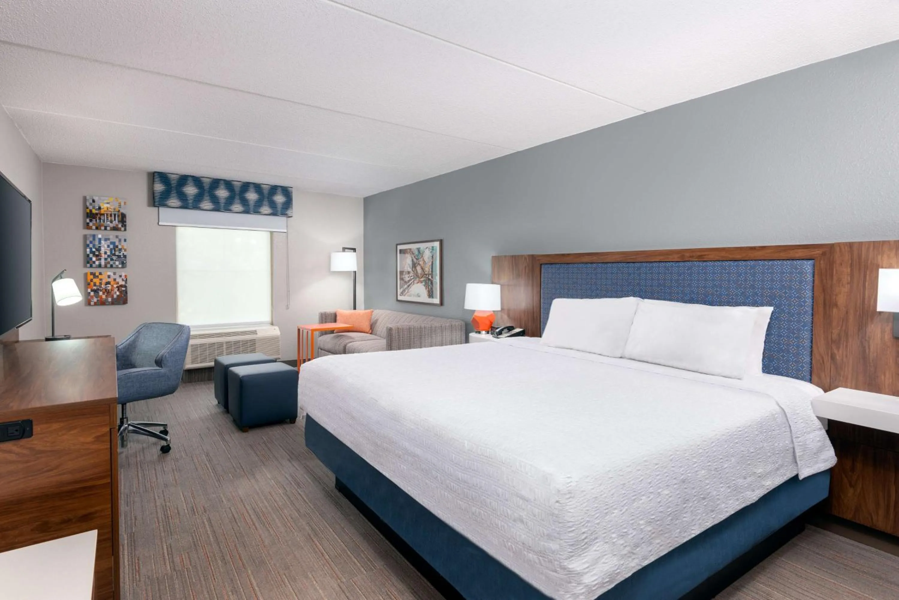 Living room, Bed in Hampton Inn & Suites Charlottesville at the University