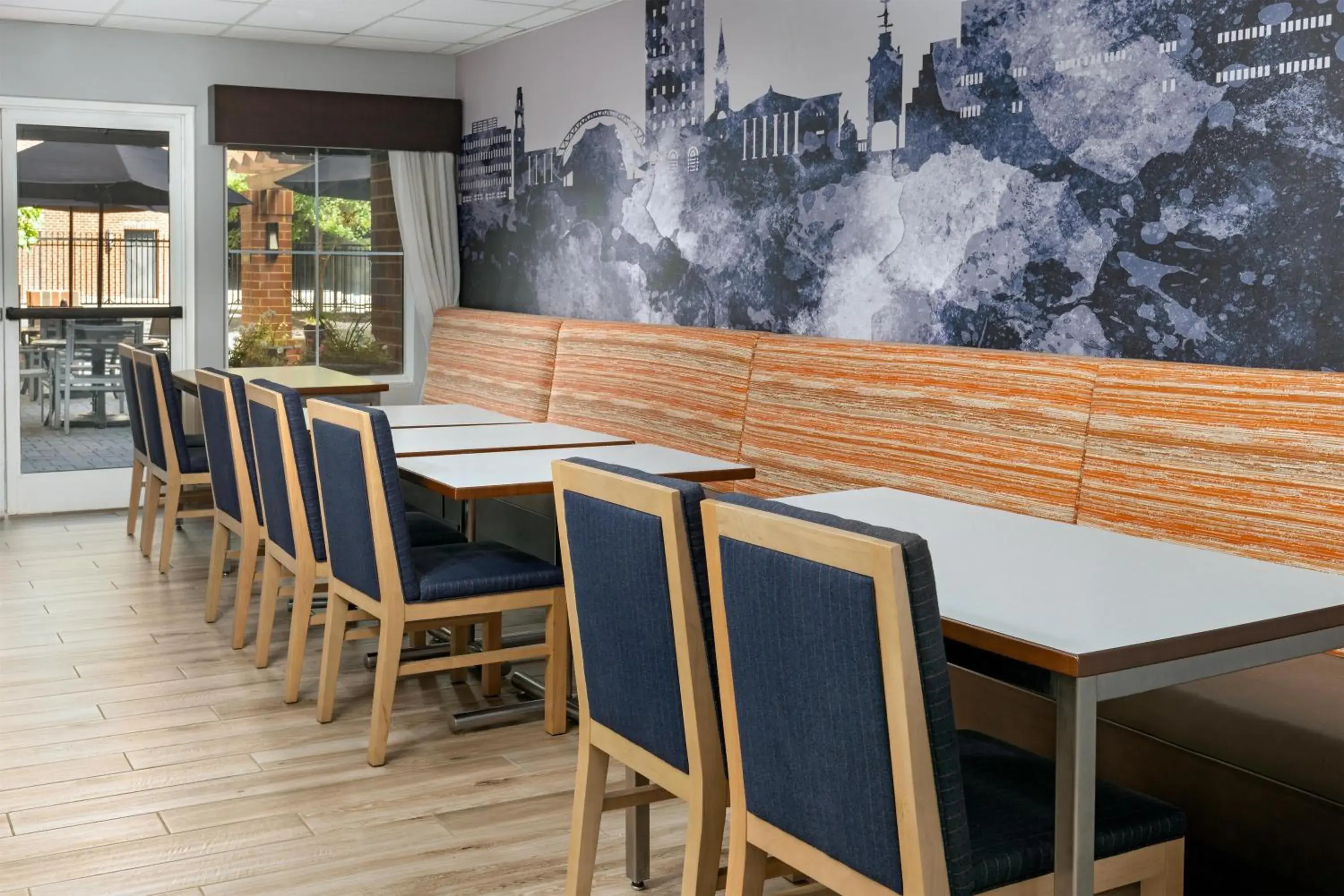 Breakfast in Hampton Inn & Suites Charlottesville at the University Breakfast in Hampton Inn & Suites Charlottesville at the University