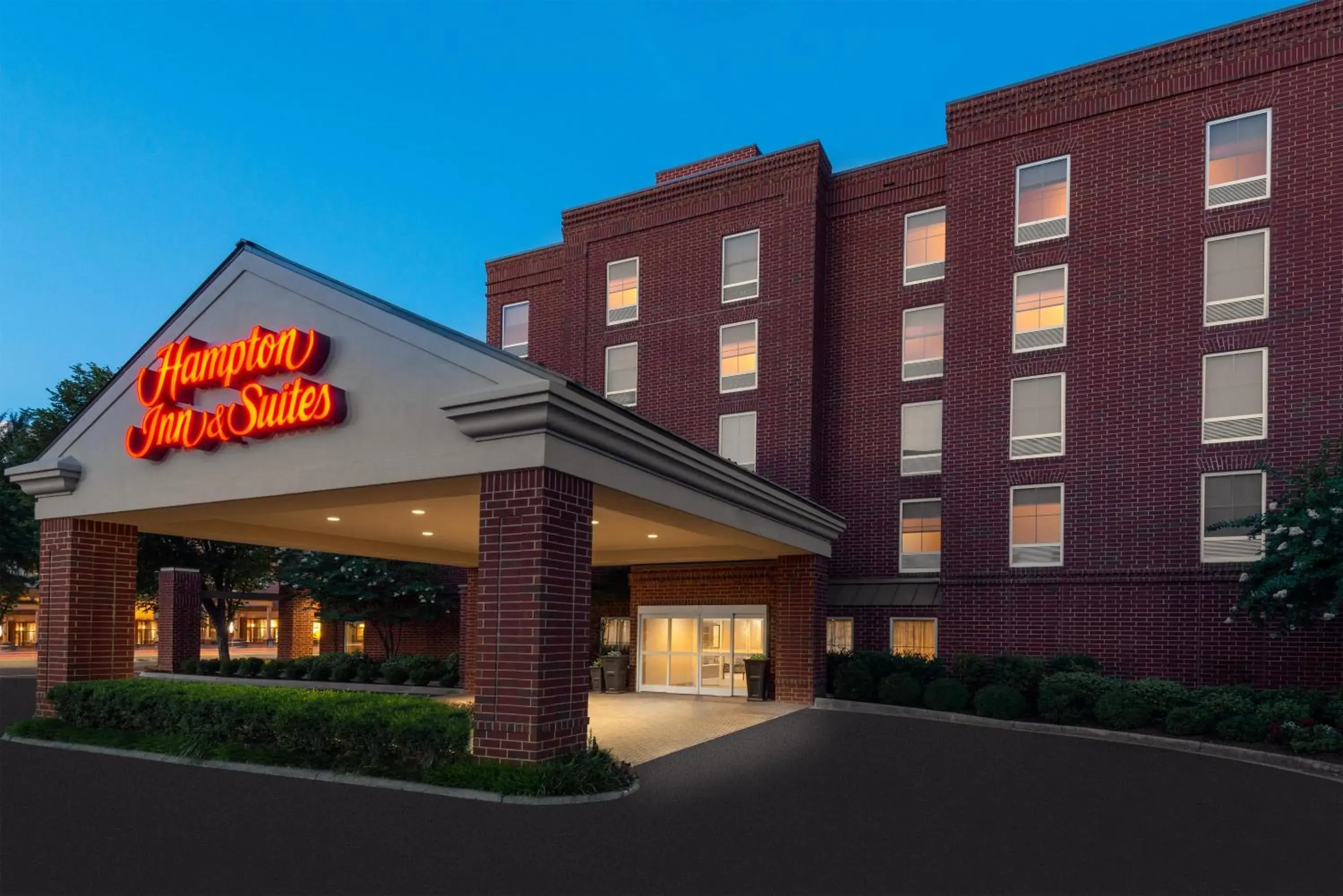 Property building in Hampton Inn & Suites Charlottesville at the University Property building in Hampton Inn & Suites Charlottesville at the University