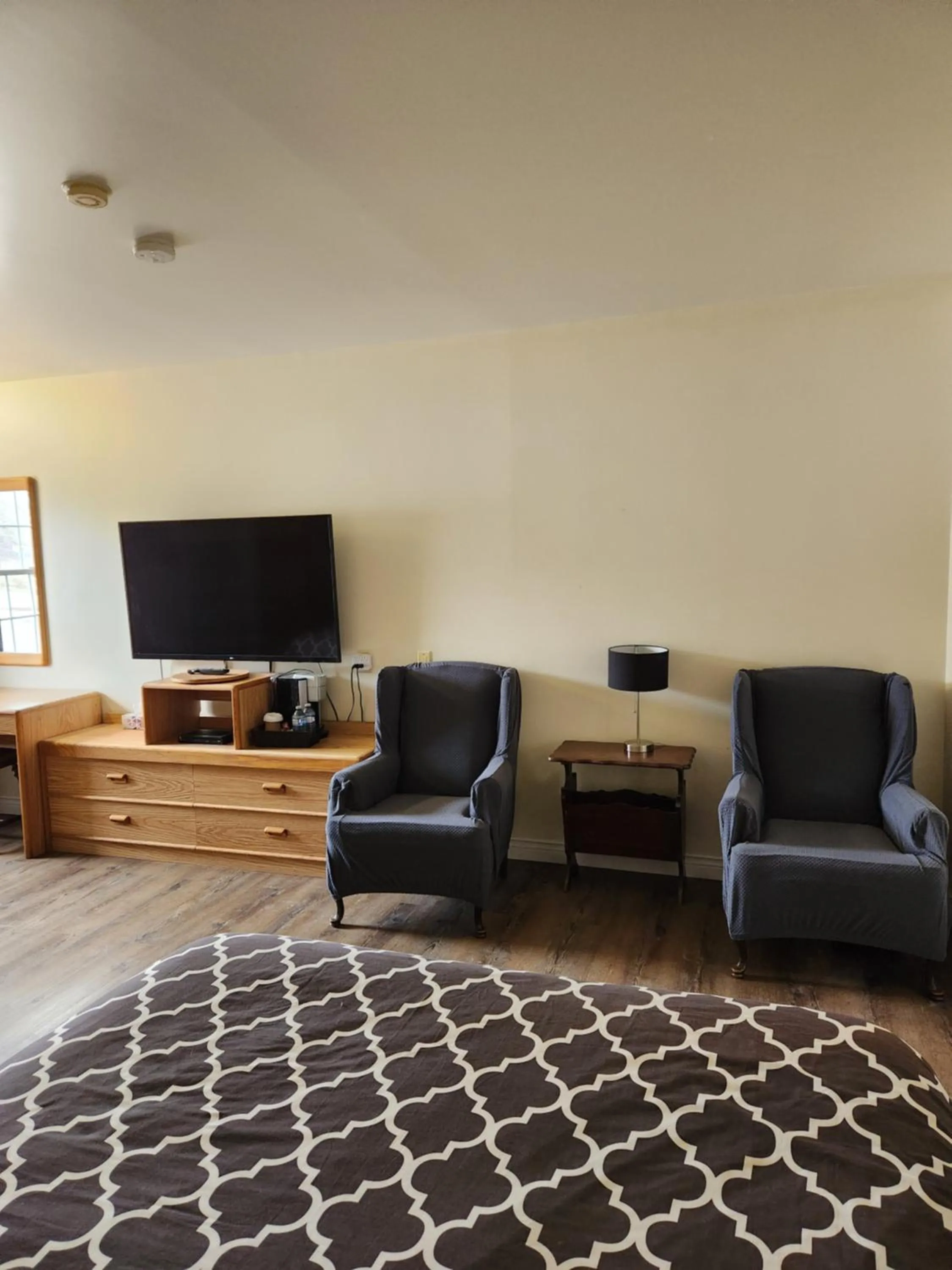 Covered Bridge Inn & Suites