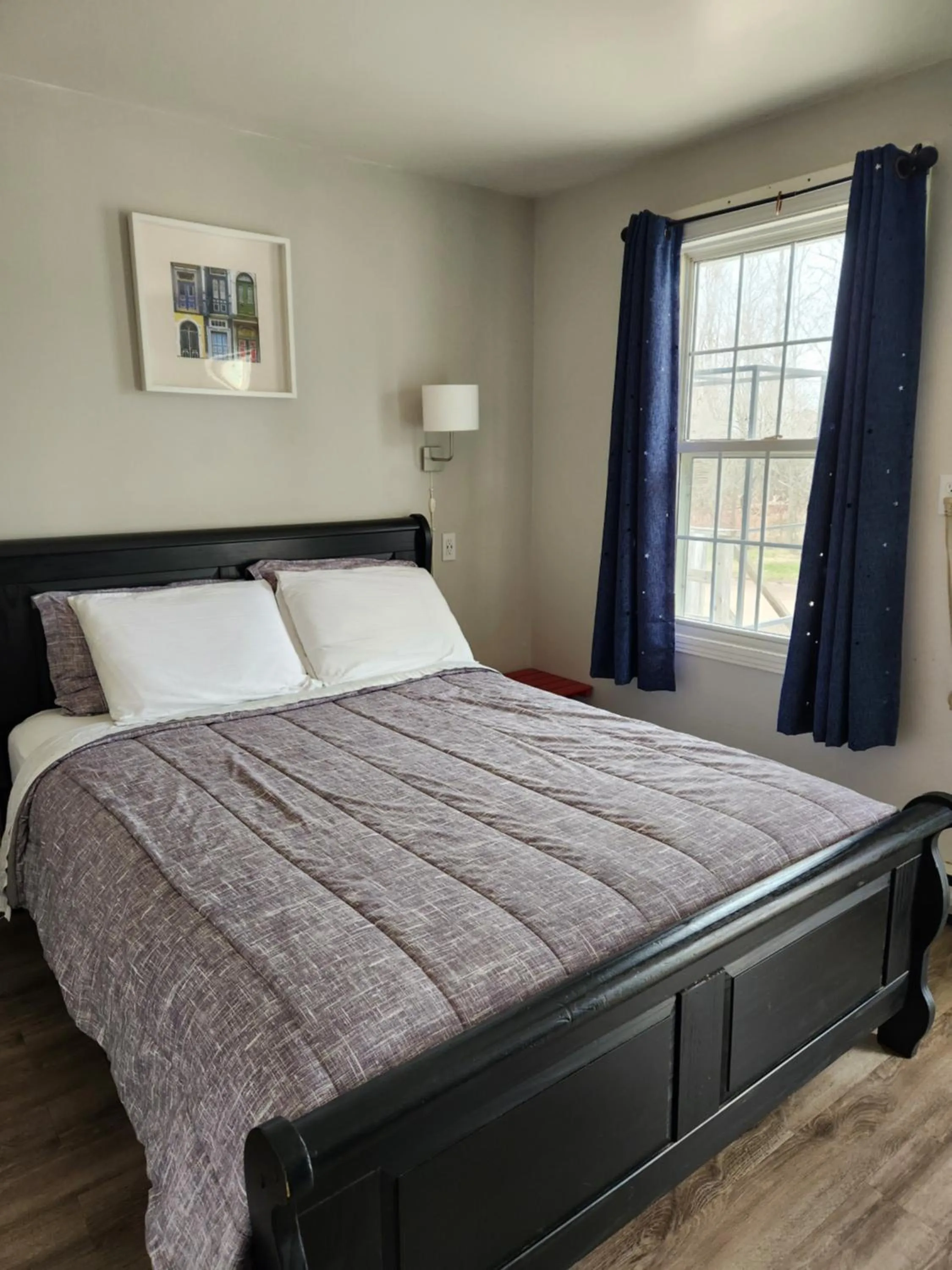 Bed in Covered Bridge Inn & Suites