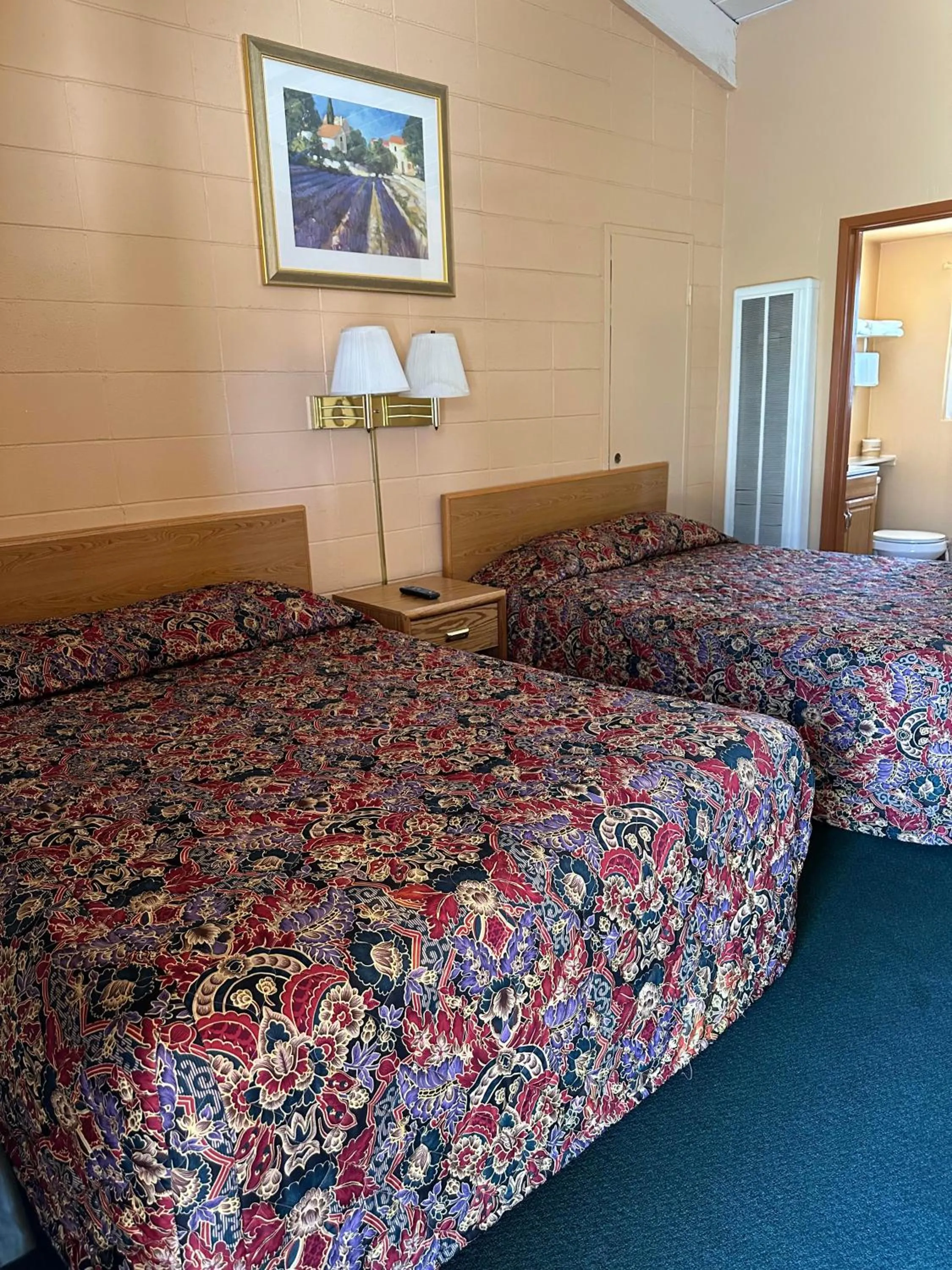 Bedroom, Bed in Fireside Inn