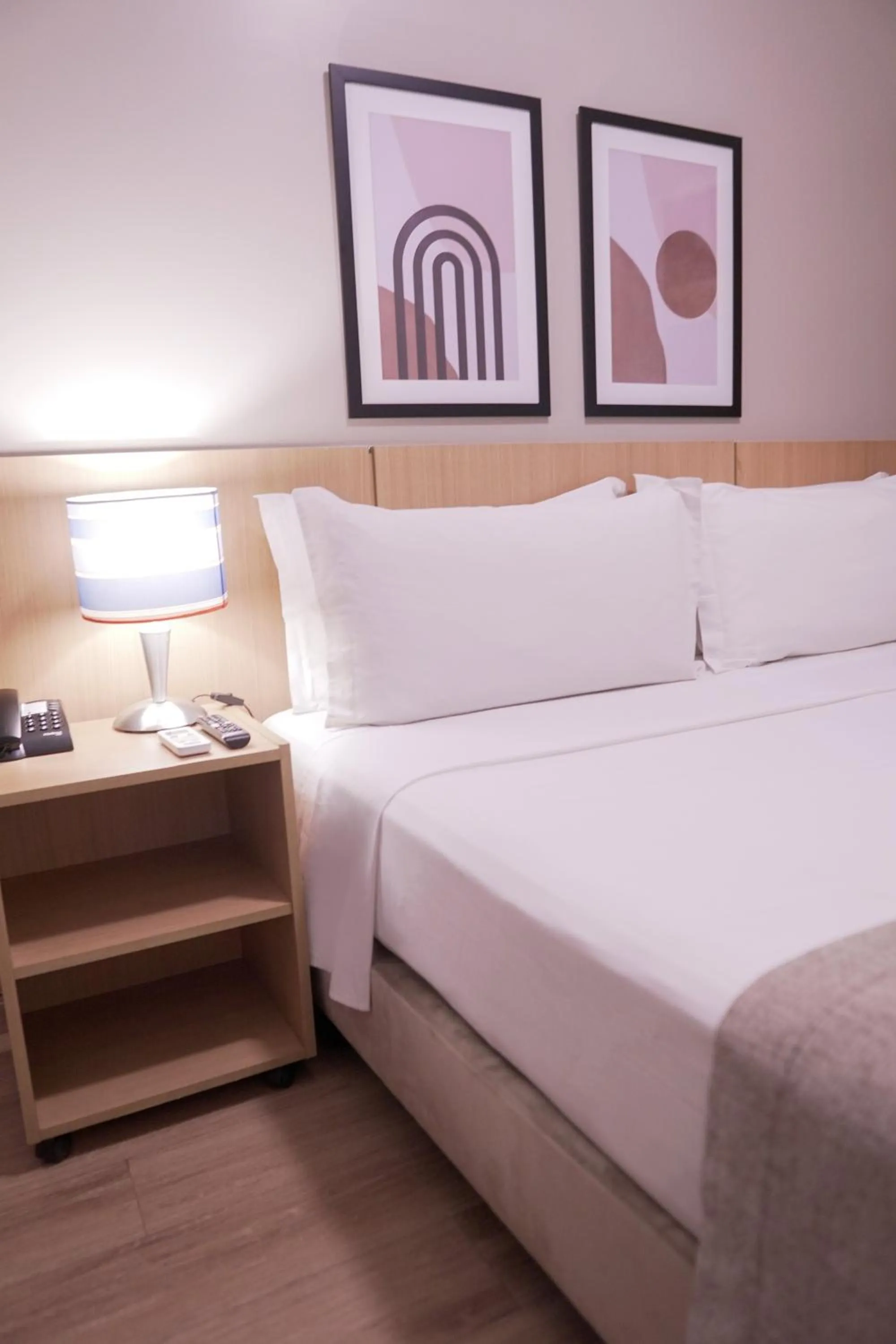 Bedroom, Bed in Castelo Inn Hotel