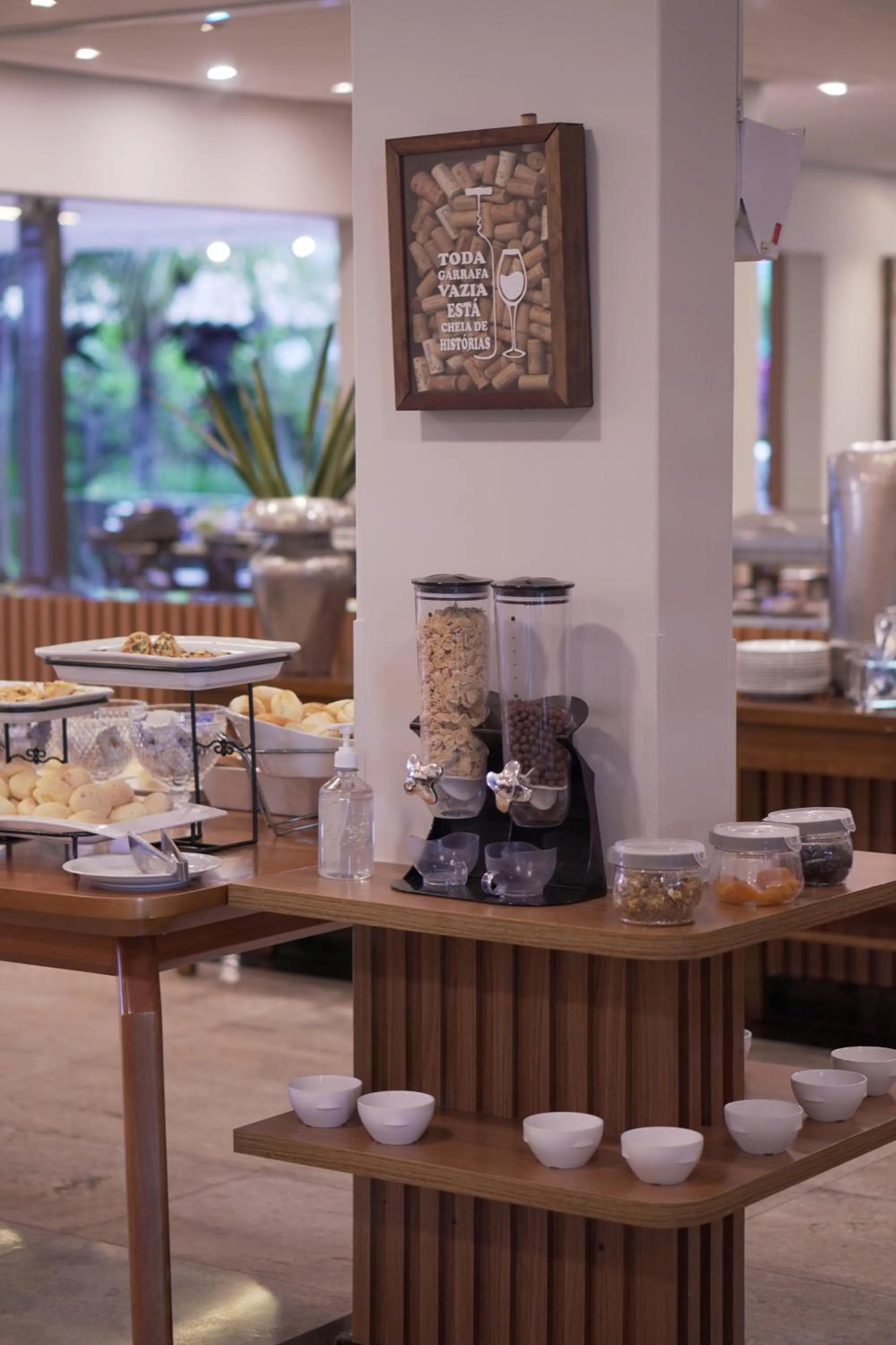 Buffet breakfast in Castelo Inn Hotel