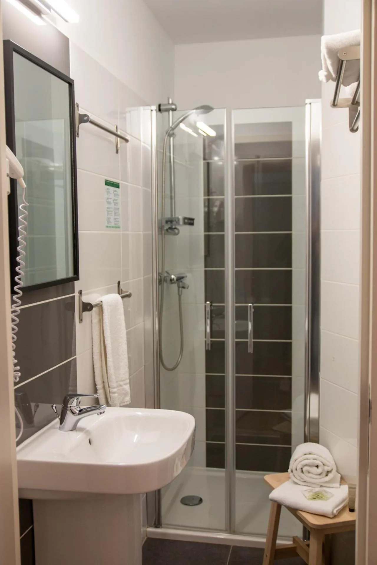 Shower in Hôtel Océan Dinan