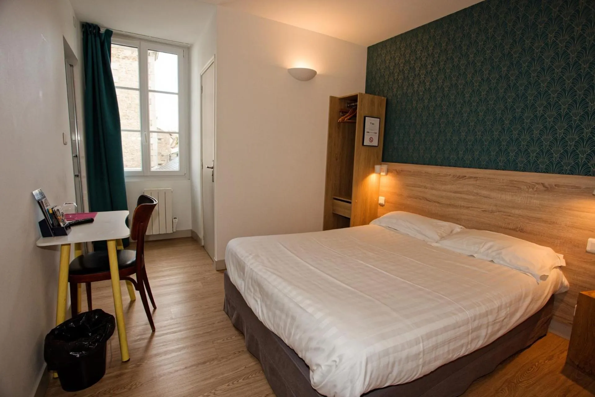 Bedroom, Bed in Hôtel Océan Dinan