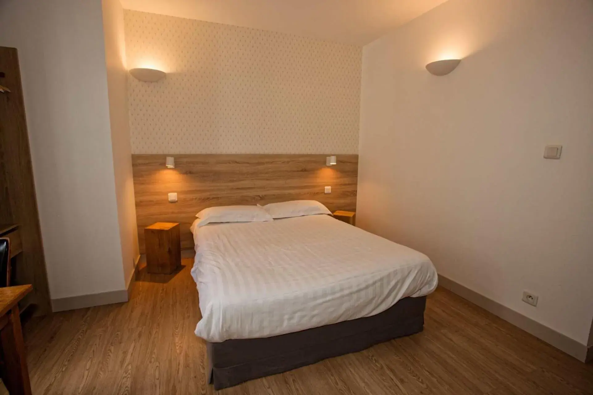 Bedroom, Bed in Hôtel Océan Dinan Bedroom, Bed in Hôtel Océan Dinan