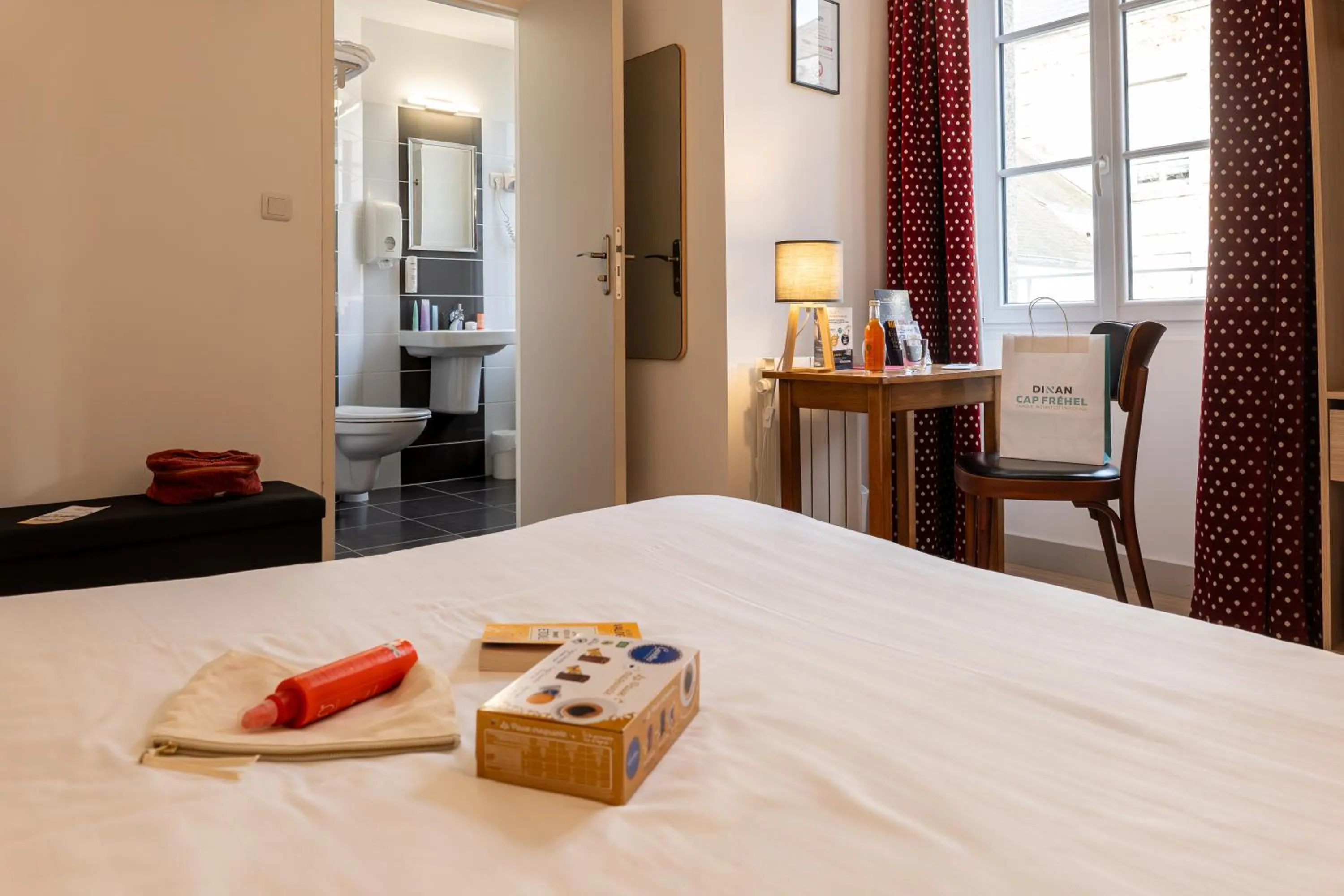Bedroom, Bed in Hôtel Océan Dinan