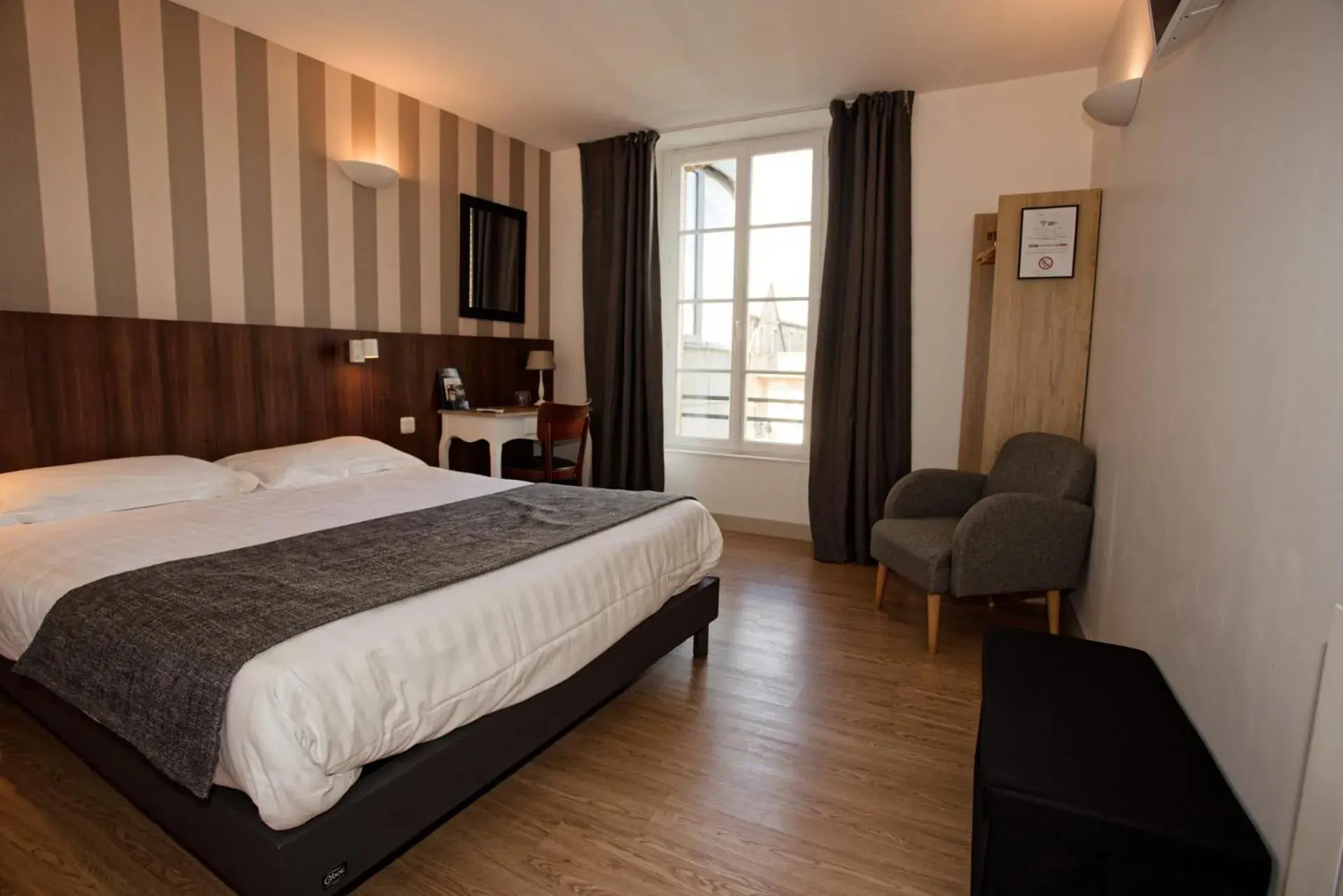 Bedroom, Bed in Hôtel Océan Dinan Bedroom, Bed in Hôtel Océan Dinan