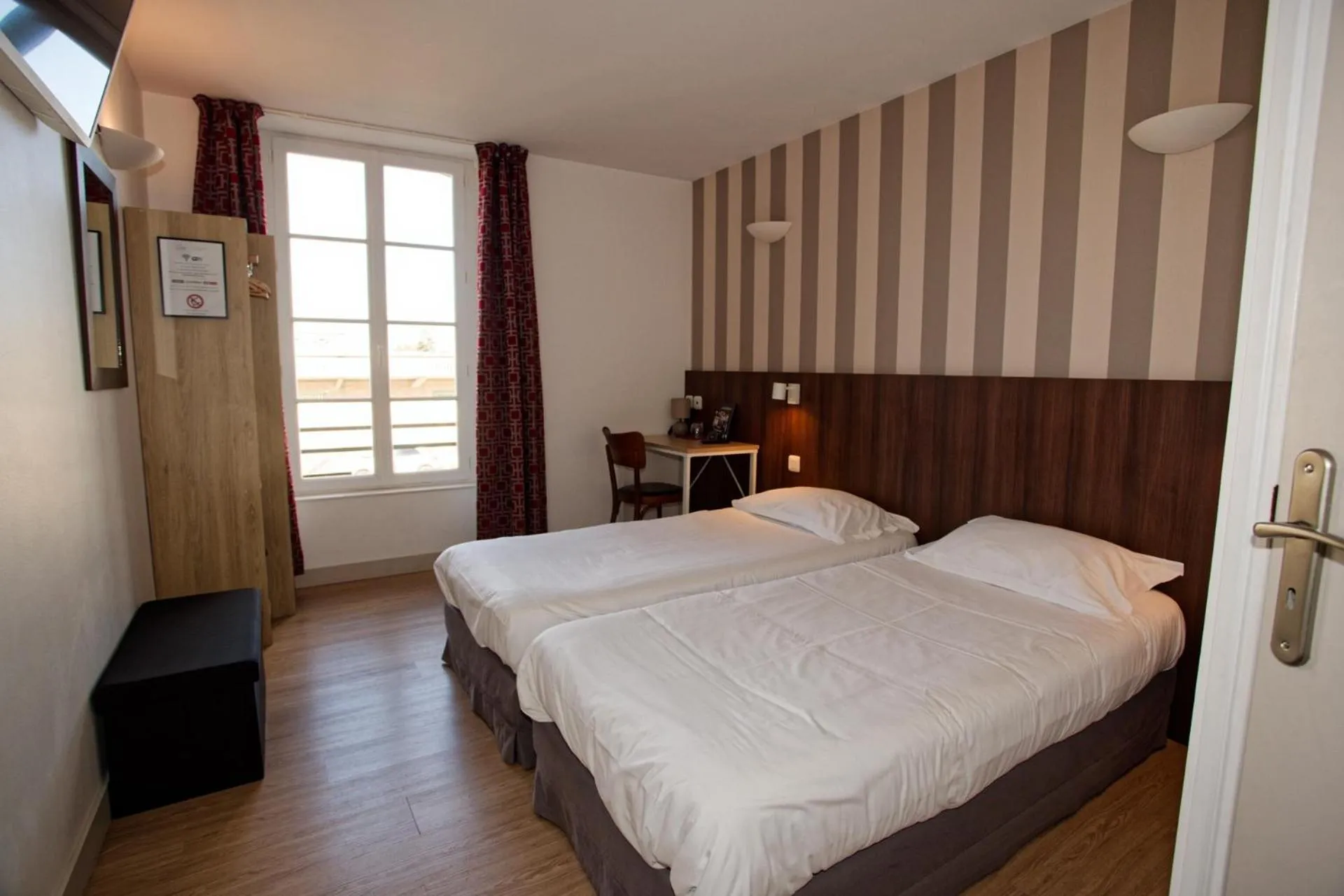 Bedroom, Bed in Hôtel Océan Dinan