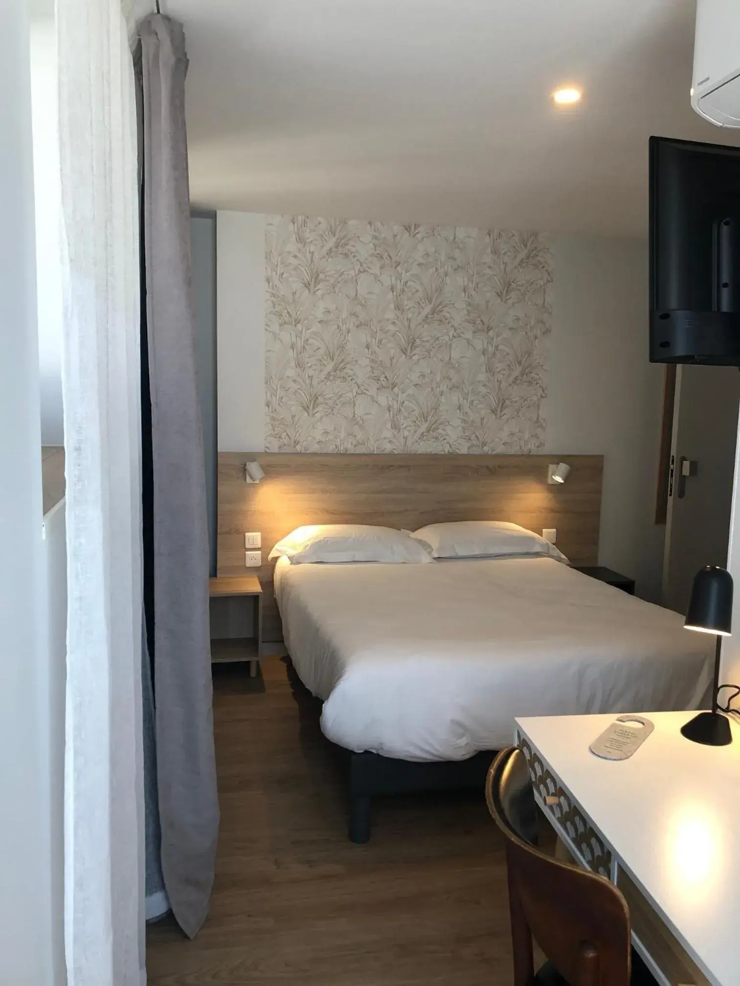 Bedroom, Bed in Hôtel Océan Dinan Bedroom, Bed in Hôtel Océan Dinan