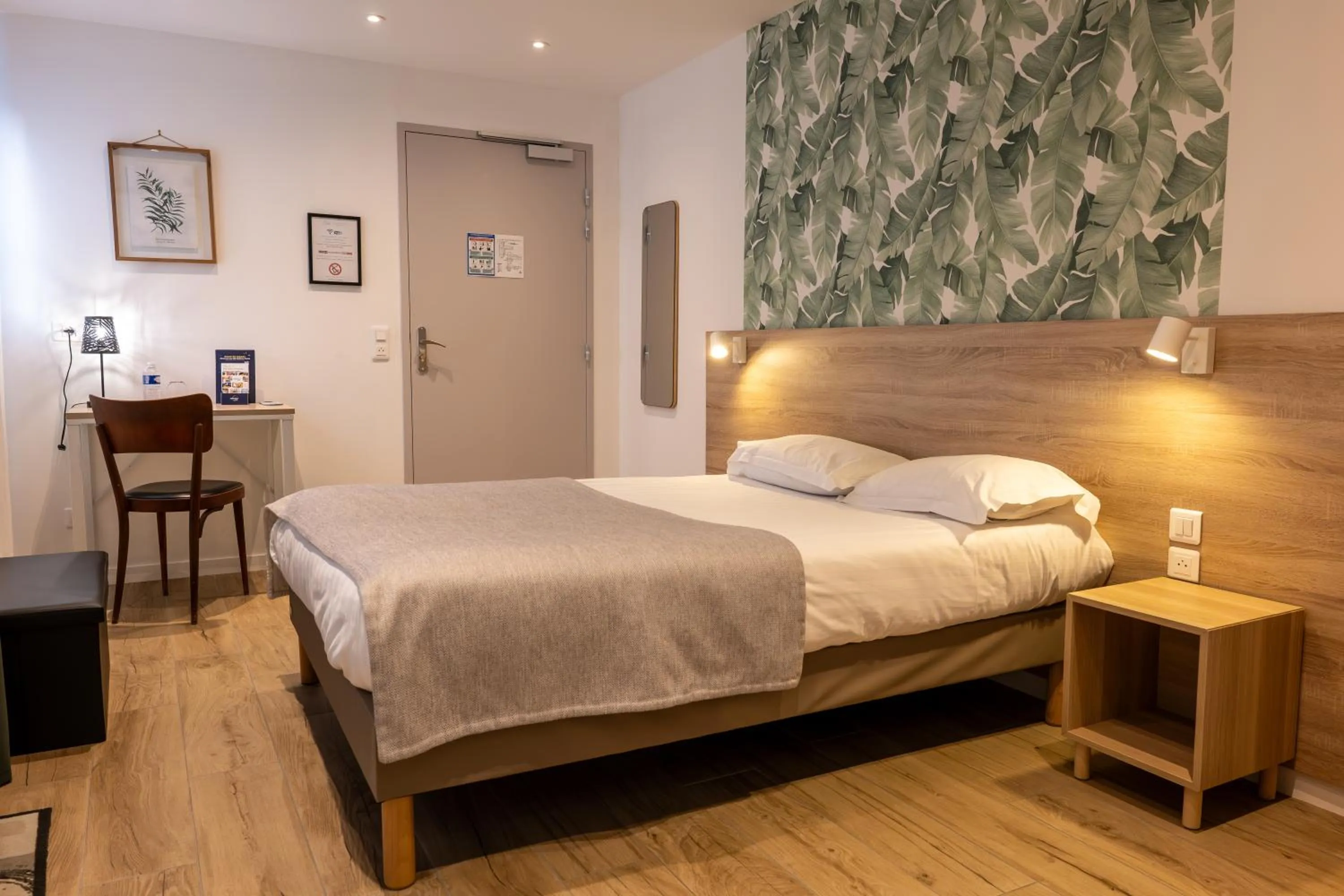 Bedroom, Bed in Hôtel Océan Dinan