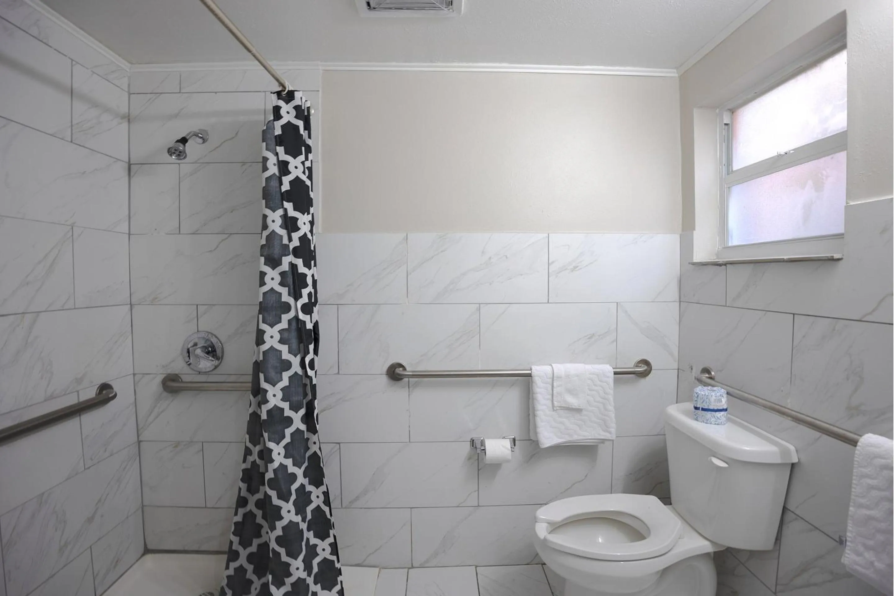 Bathroom in Sunrise Inn by OYO Titusville FL